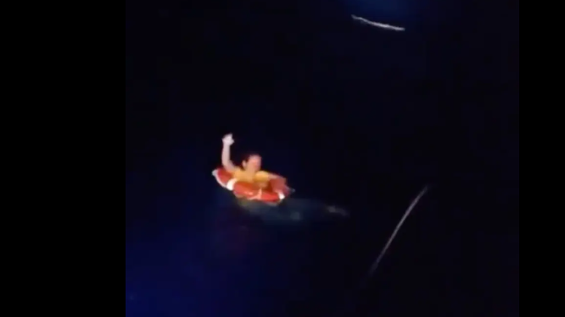 La mujer rescatada tras caer de un crucero fue avistada gracias a una luz intermitente