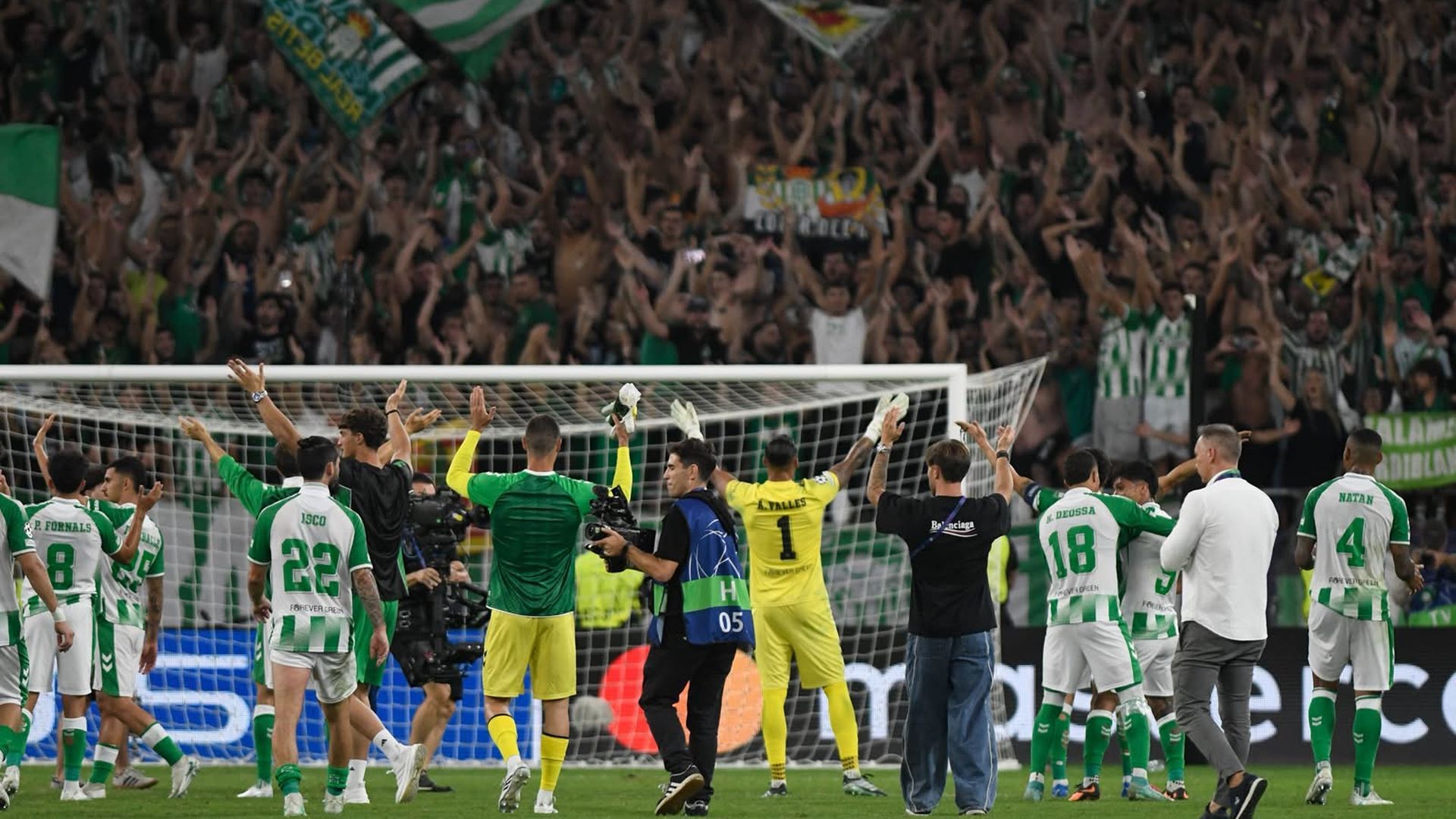 La plantilla del Betis celebrando el triunfo con la afición La plantilla del Betis celebrando el triunfo con la afición