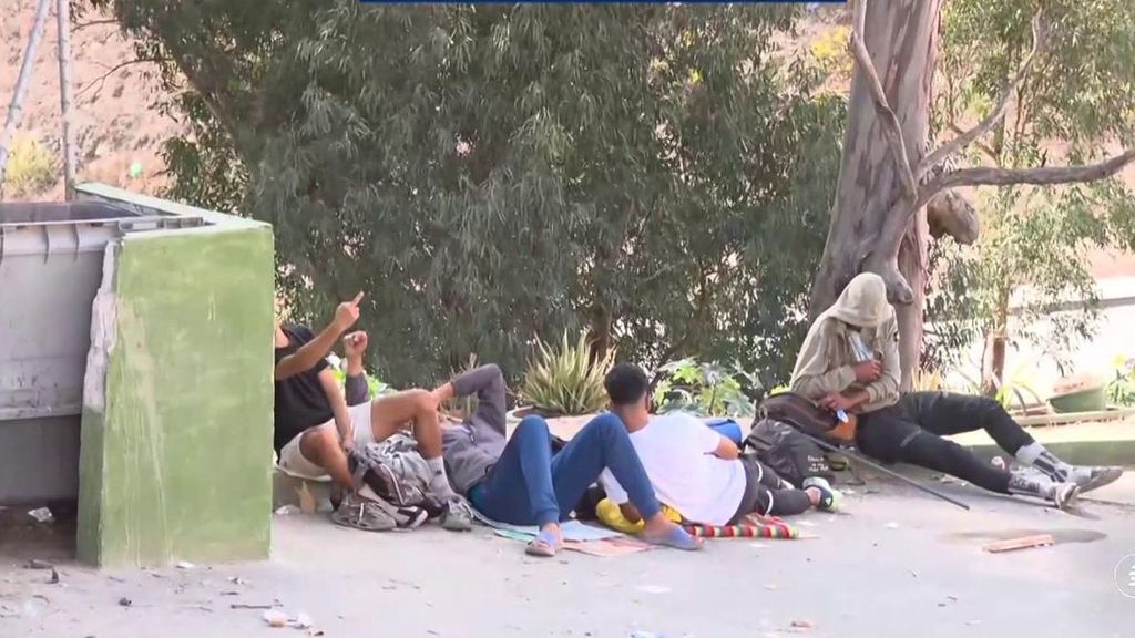 La realidad vuelve a Ceuta tras la visita de los reyes: "Los migrantes están saliendo por todas partes"