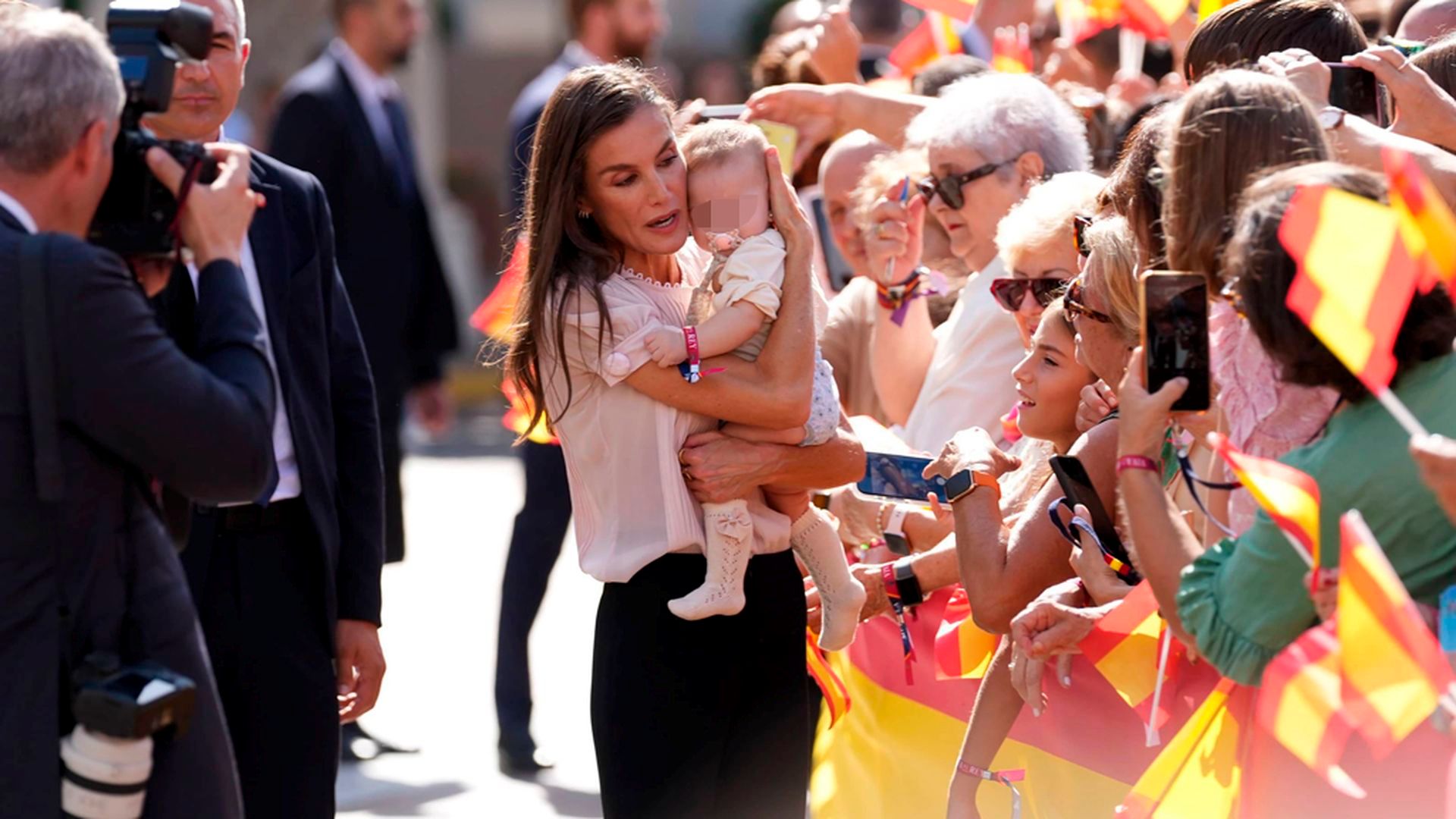 Letizia ha cogido en sus brazos un bebé al ser recibida en Melilla