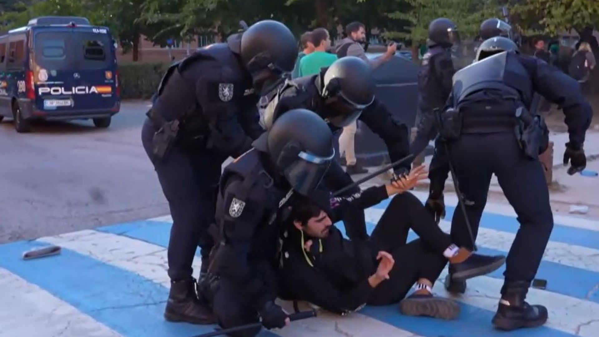 Los antidisturbios cargan contra estudiantes y profesores en la Universidad Complutense el primer día de huelga