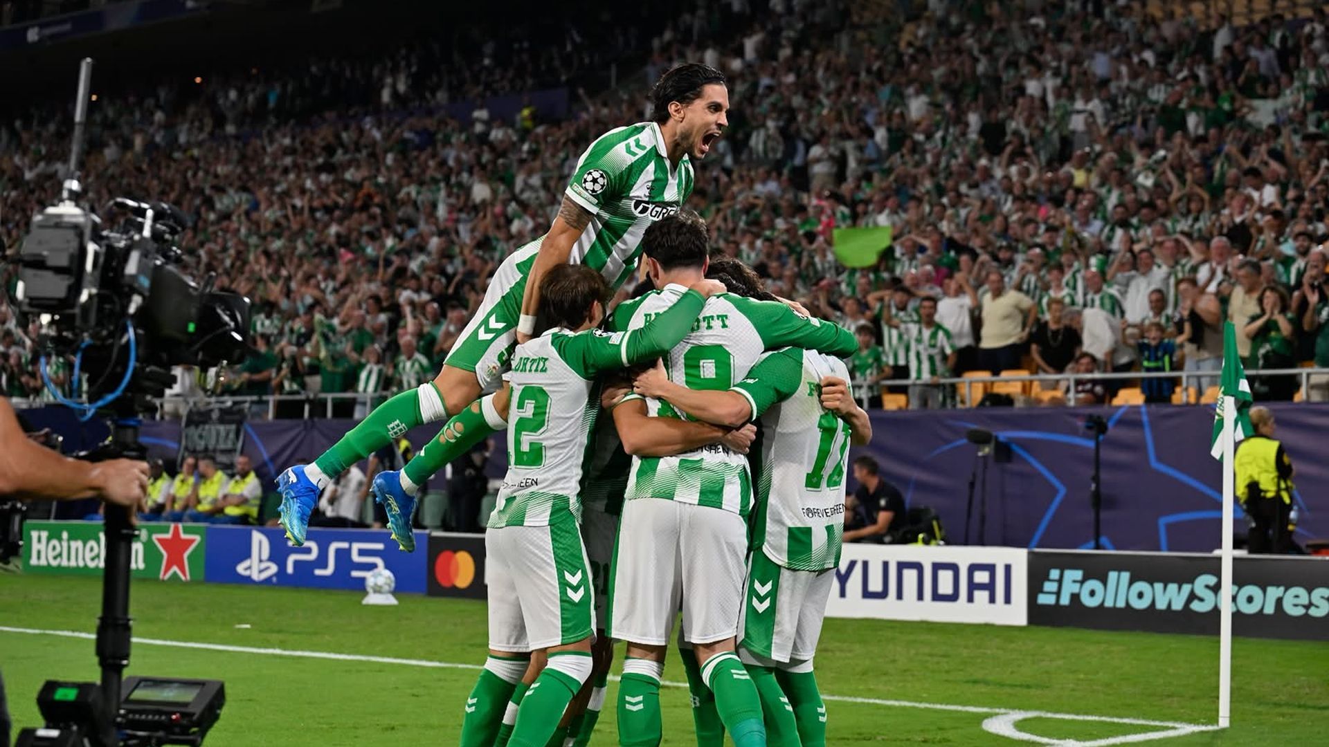 Los jugadores del Betis celebran uno de los goles al FC Porto