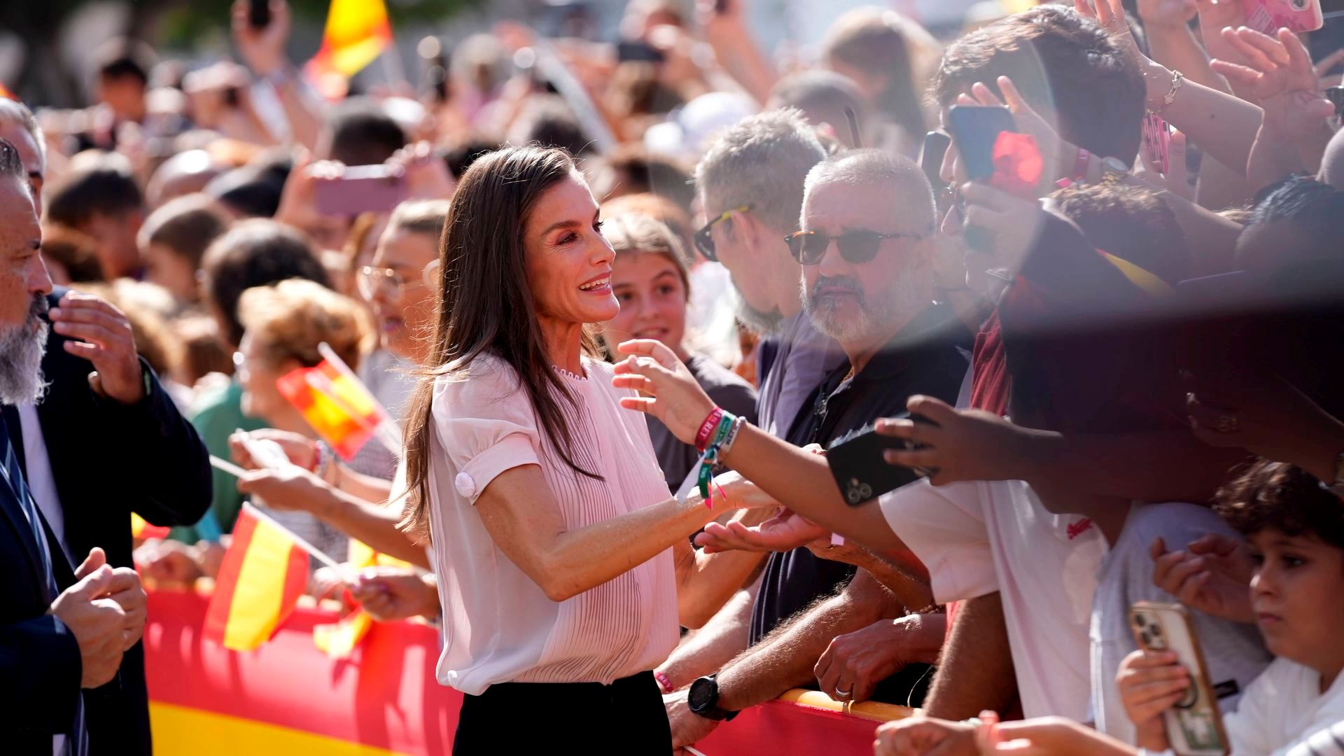Los reyes Felipe VI y Letizia han saludado a los ciudadanos en su visita a Melilla