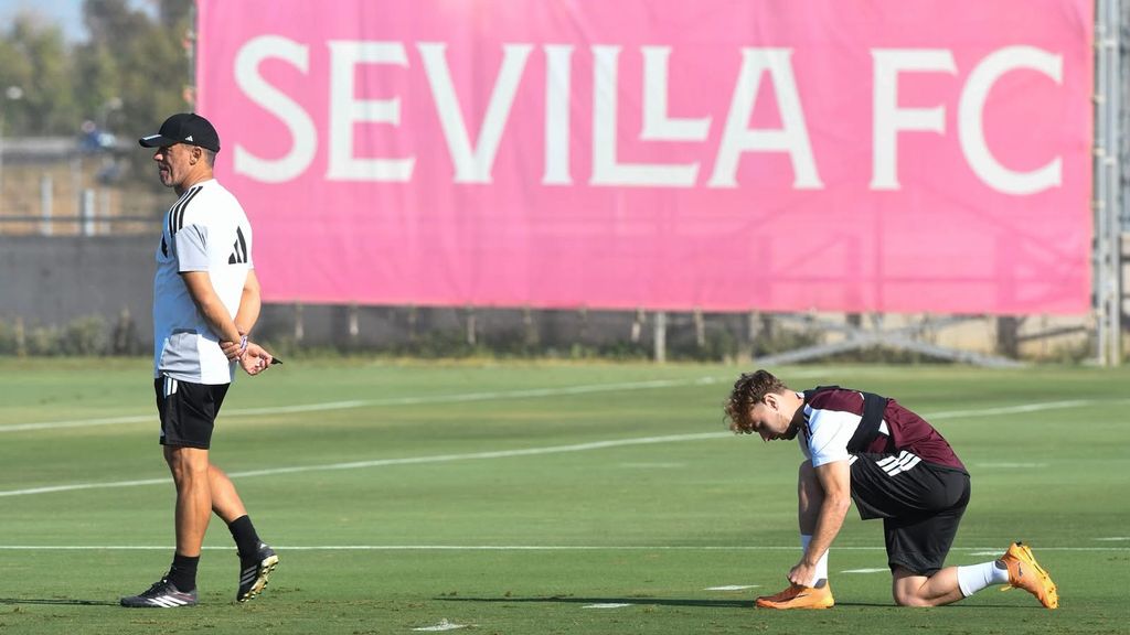 El aplauso con guasa a Peque al llegar tarde a la charla de Luis García Plaza
