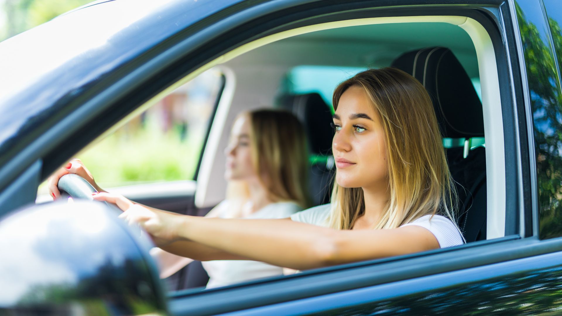 Una chica joven conduciendo Una chica joven conduciendo