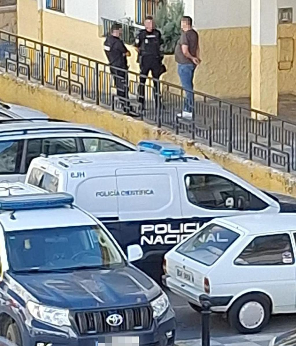 Varios efectivos de la Policía, este miércoles en la puerta de la casa donde vivía Alejandro Navarro Ríos