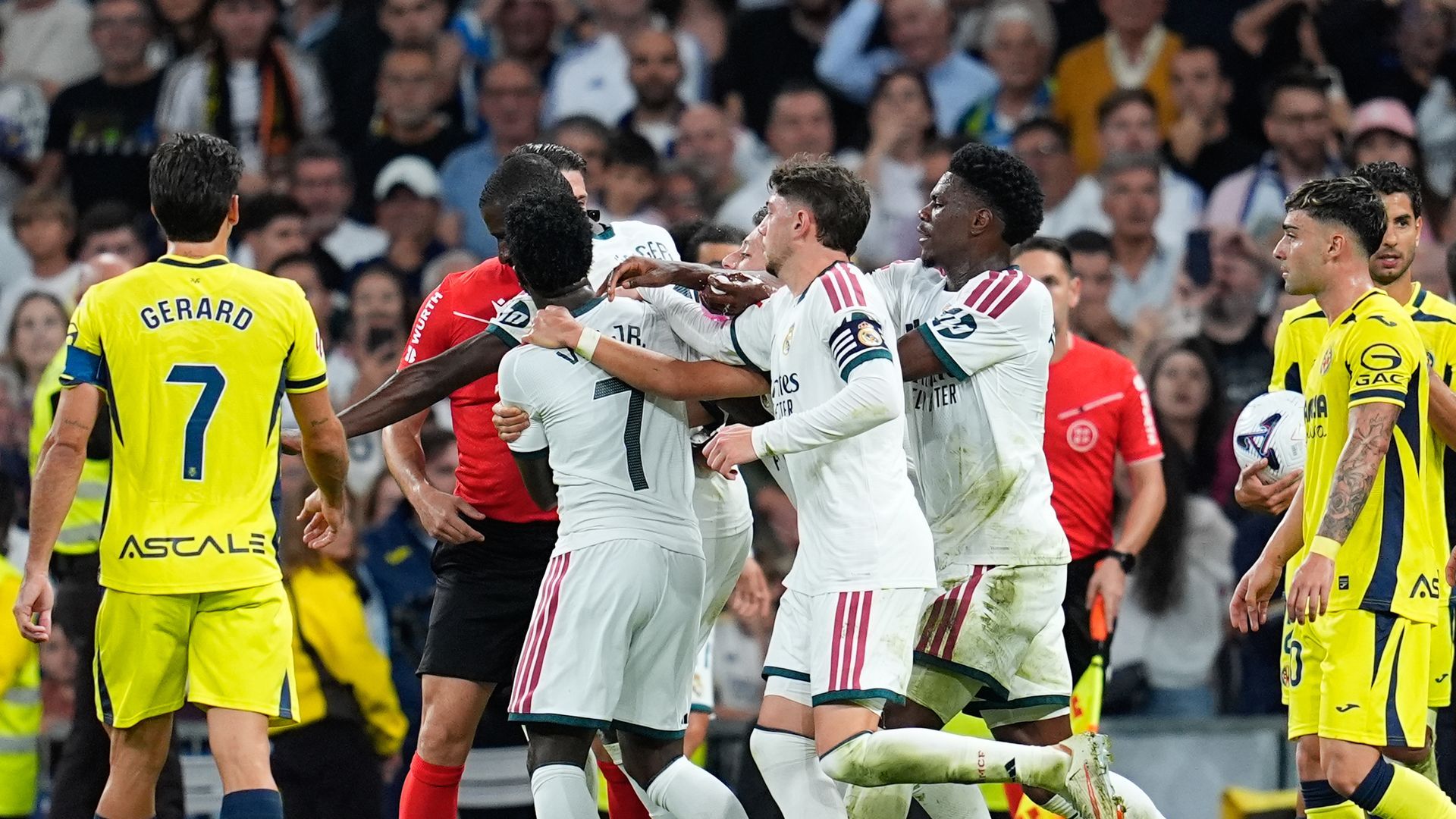 Vinícius Júnior, protestando tras ver la roja frente al Villarreal