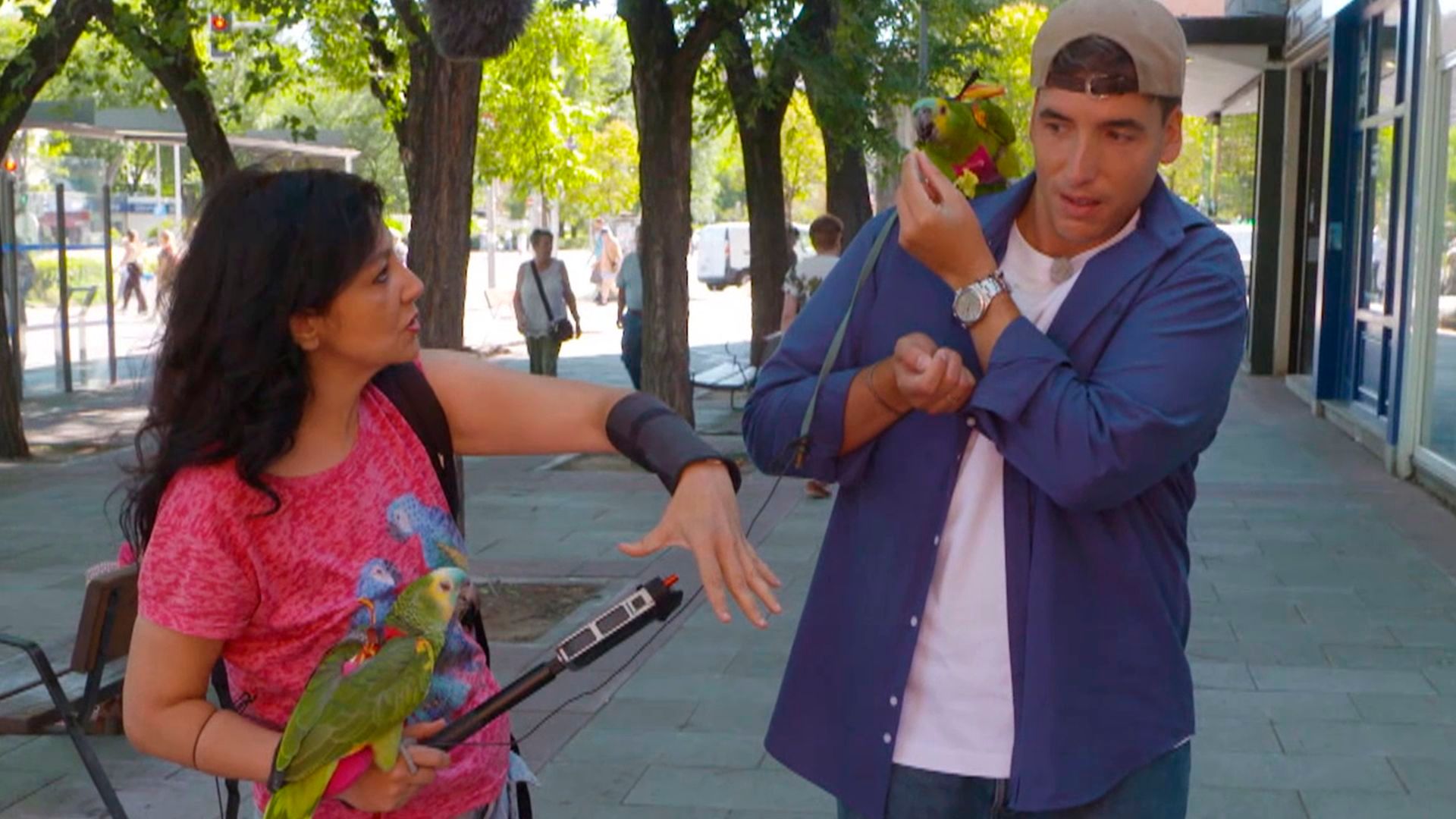 Xuso Jones vive su programa más “surrealista” con Bea y sus loros