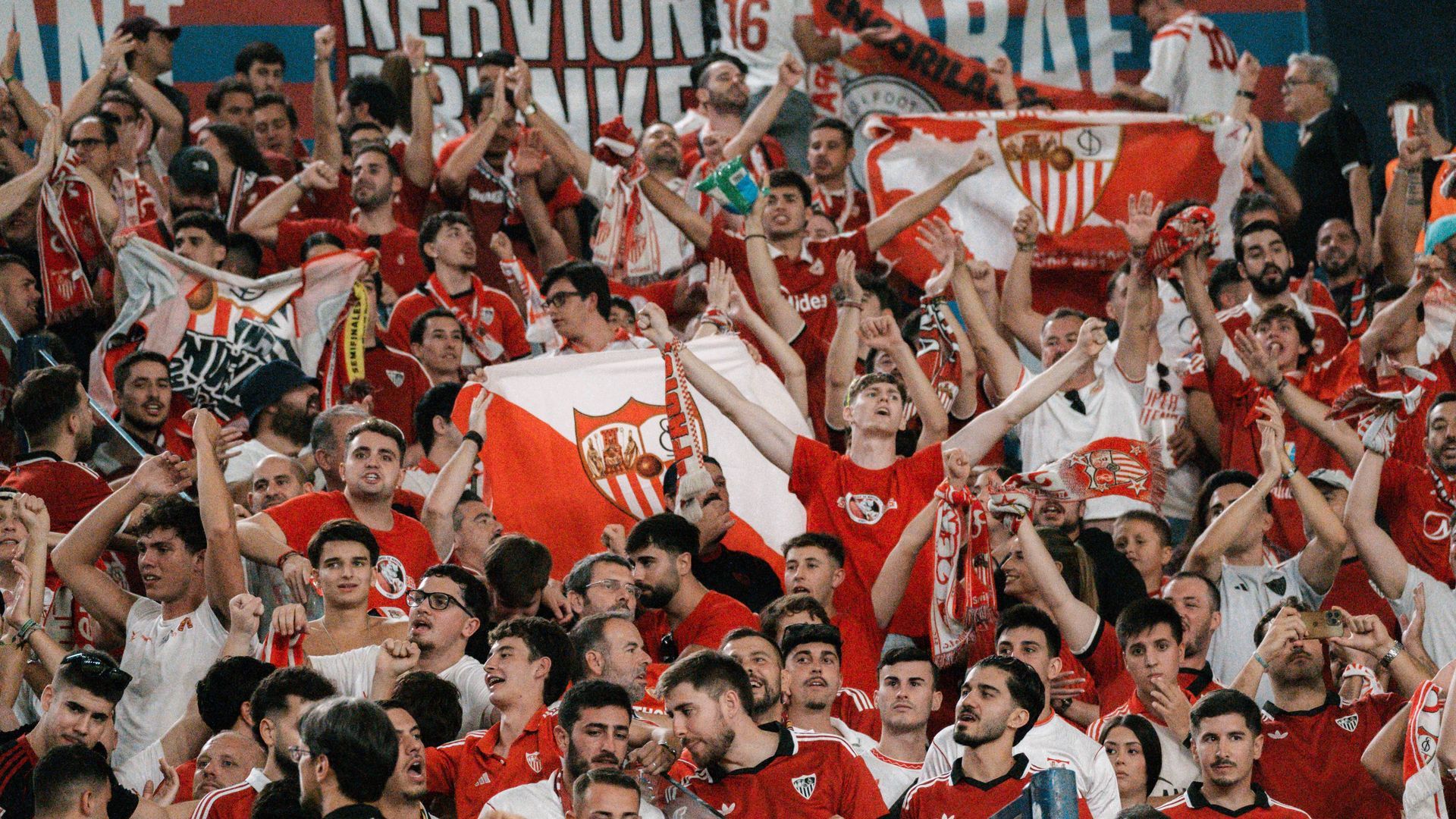 Aficionados del Sevilla FC en el Ciutat de València Aficionados del Sevilla FC en el Ciutat de València