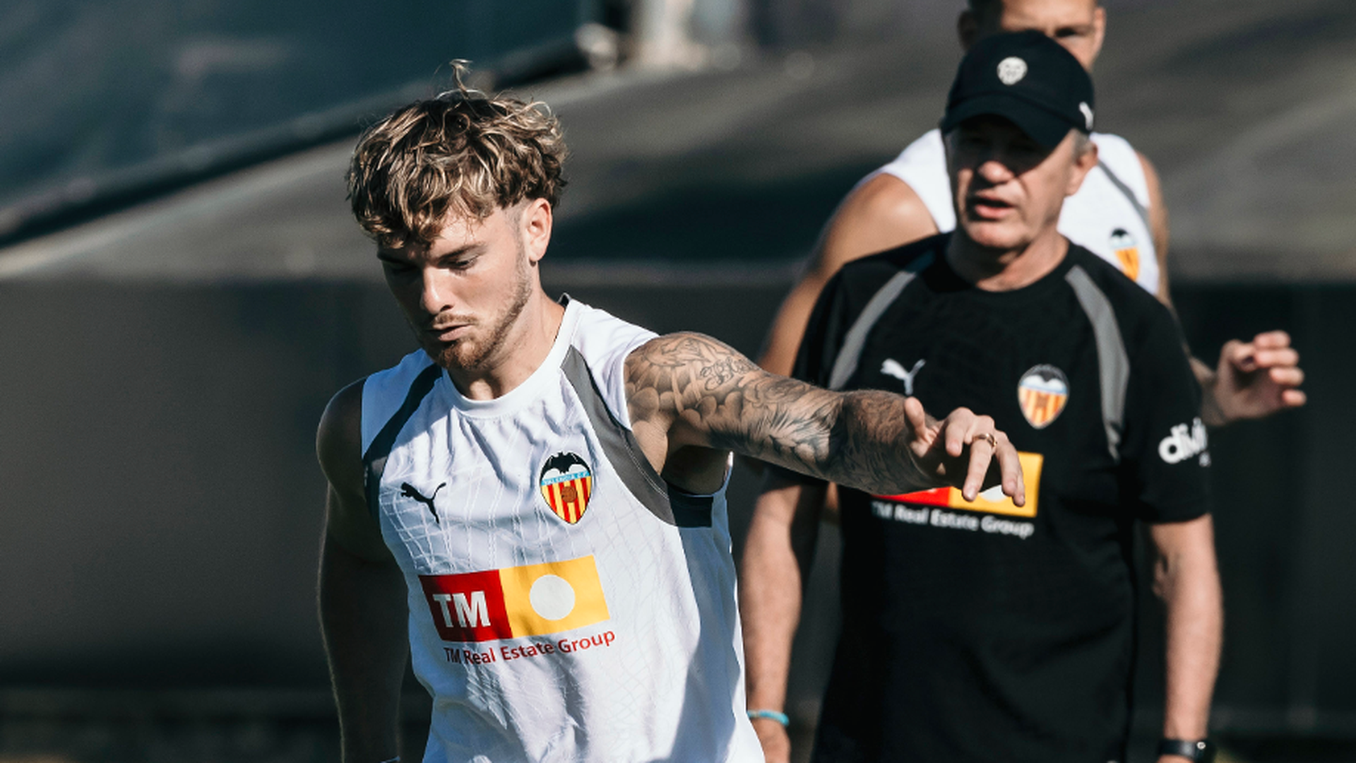 Aguirre mira a Harvey Elliott