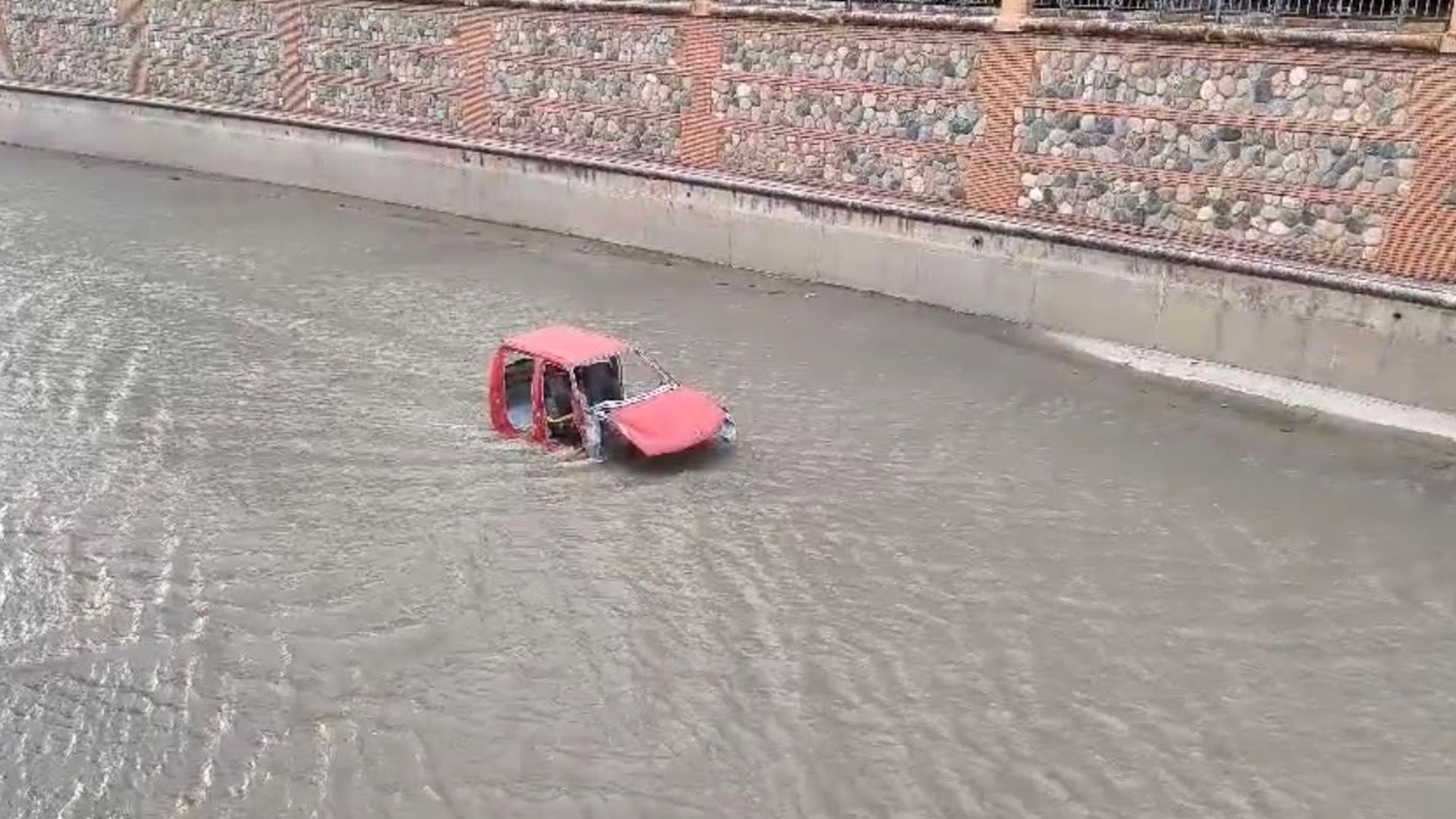 Aparece un coche hundido en el río Genil a su paso por el centro de Granada y causa revuelo en las redes: "¿Qué hace ahí?" Aparece un coche hundido en el río Genil a su paso por el centro de Granada y causa revuelo en las redes: "¿Qué hace ahí?"