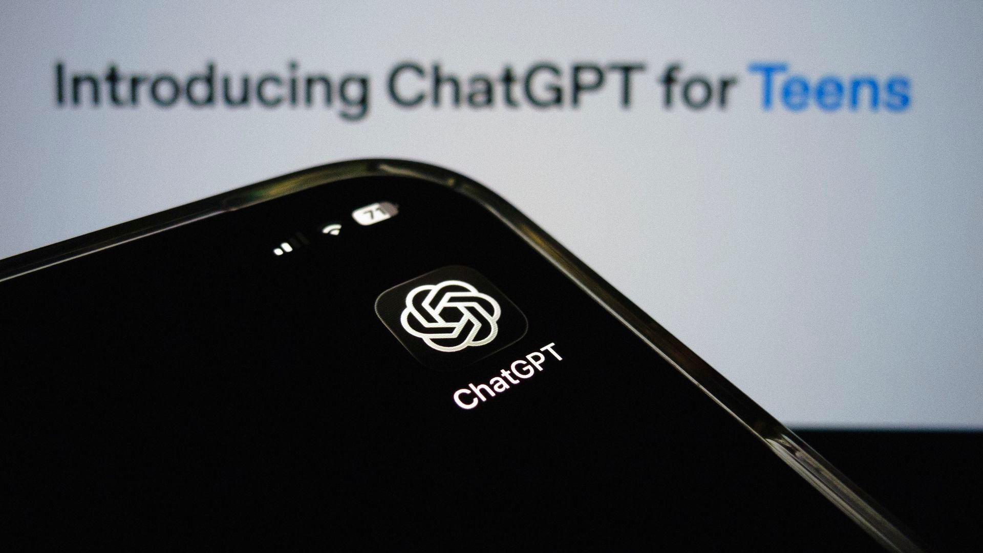 Archivo - Composición con el icono de la aplicación ChatGPT en un smartphone, al frente, con el banner de presentación de 'ChatGPT para adolescentes' de OpenAI como fondo Archivo - Composición con el icono de la aplicación ChatGPT en un smartphone, al frente, con el banner de presentación de 'ChatGPT para adolescentes' de OpenAI como fondo