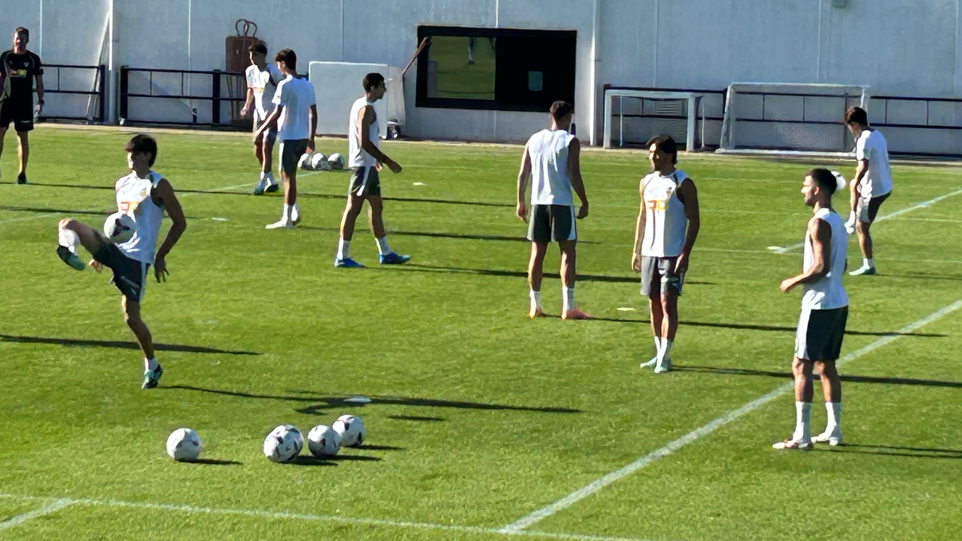 Copete, derecha, entrena con el grupo