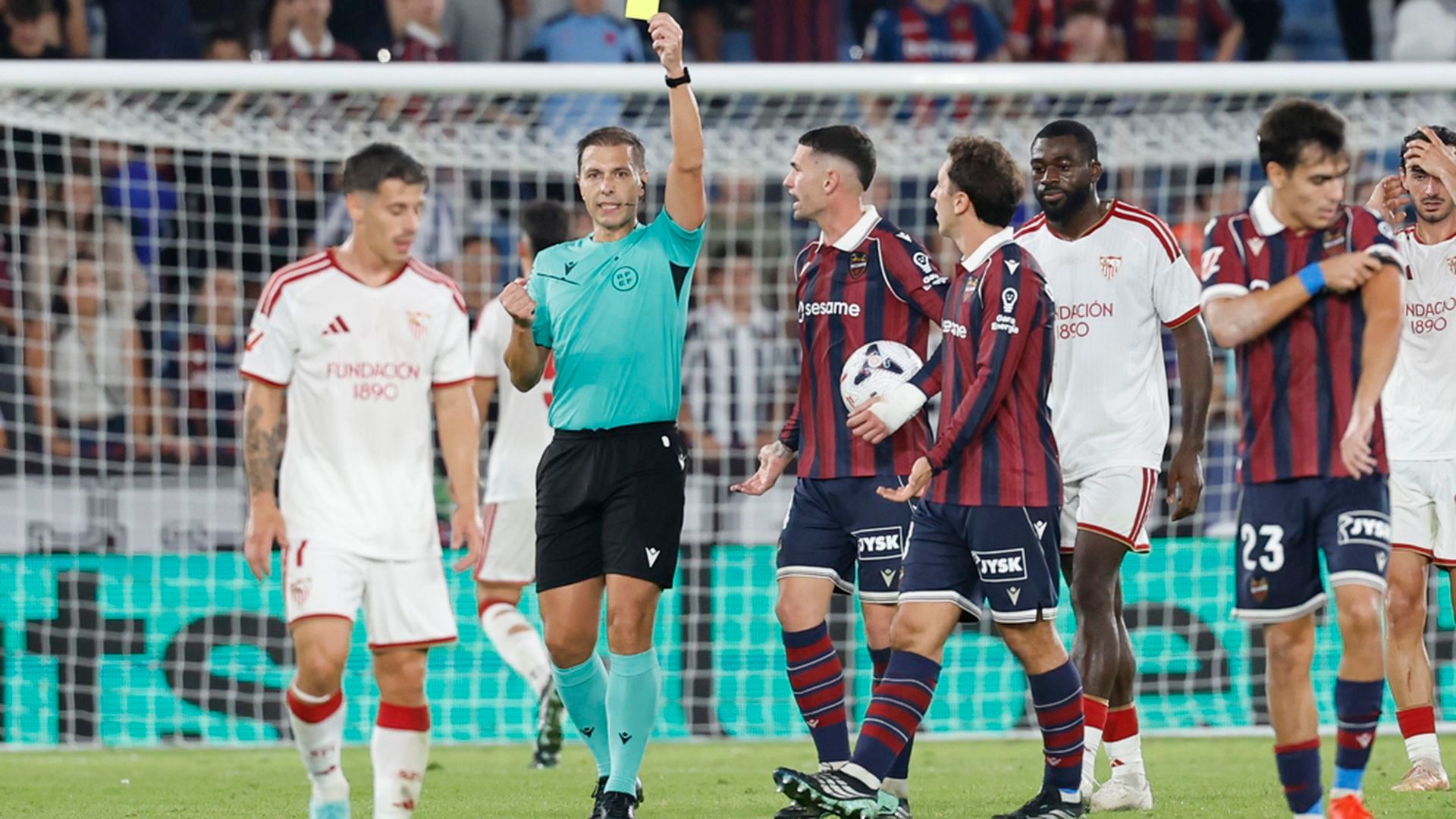 Cordero Vega amonesta a Alfon en el Levante - Sevilla