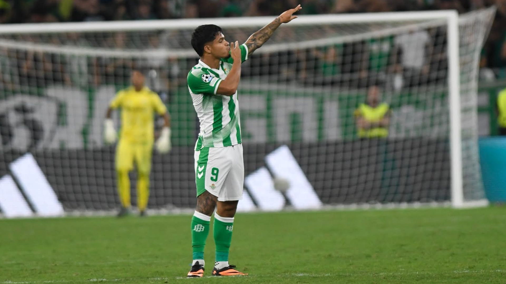 Cucho Hernández celebra su gol en el Betis - Oporto