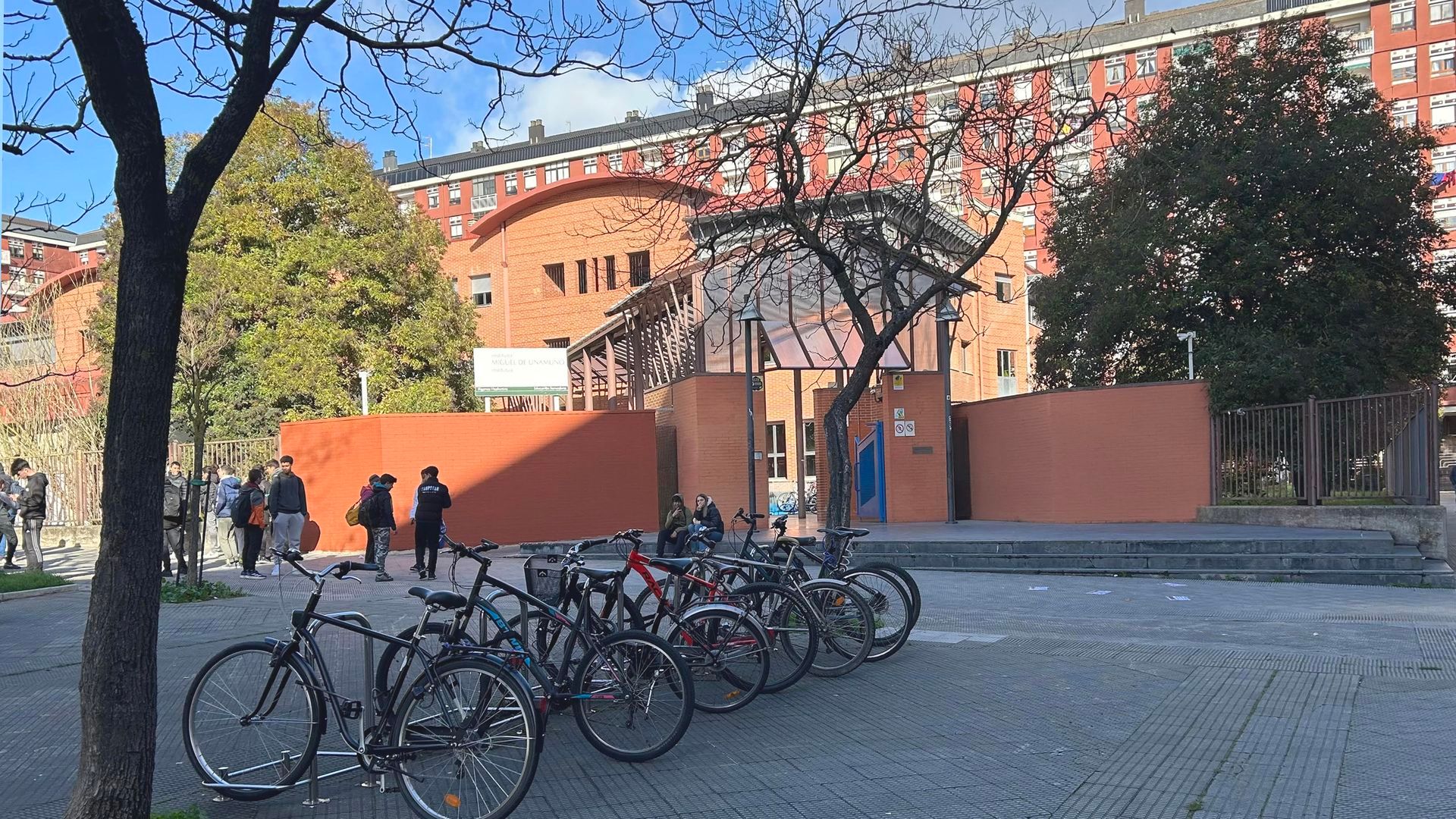 El instituto, en el que estudian tres de los seis menores que van a ser desahuciados, se ha movilizado contra el lanzamiento El instituto, en el que estudian tres de los seis menores que van a ser desahuciados, se ha movilizado contra el lanzamiento