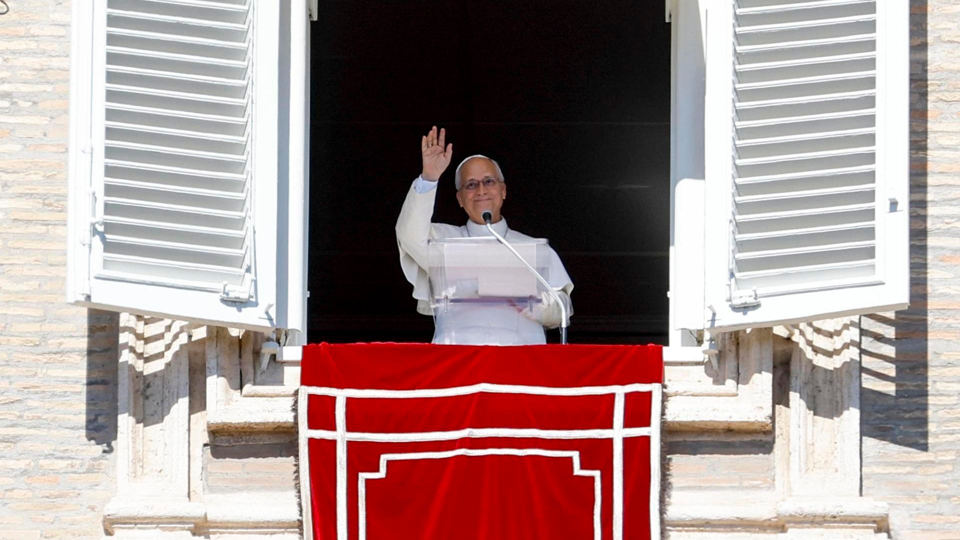 El Papa León XIV durante el rezo del Ángelus desde la ventana de su despacho con vistas a la Plaza de San Pedro, en la Ciudad del Vaticano El Papa León XIV durante el rezo del Ángelus desde la ventana de su despacho con vistas a la Plaza de San Pedro, en la Ciudad del Vaticano