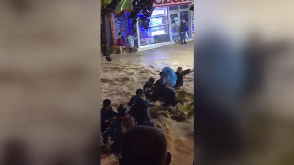 El temporal en Estambul deja calles, garajes, viviendas y pasos subterráneos anegados