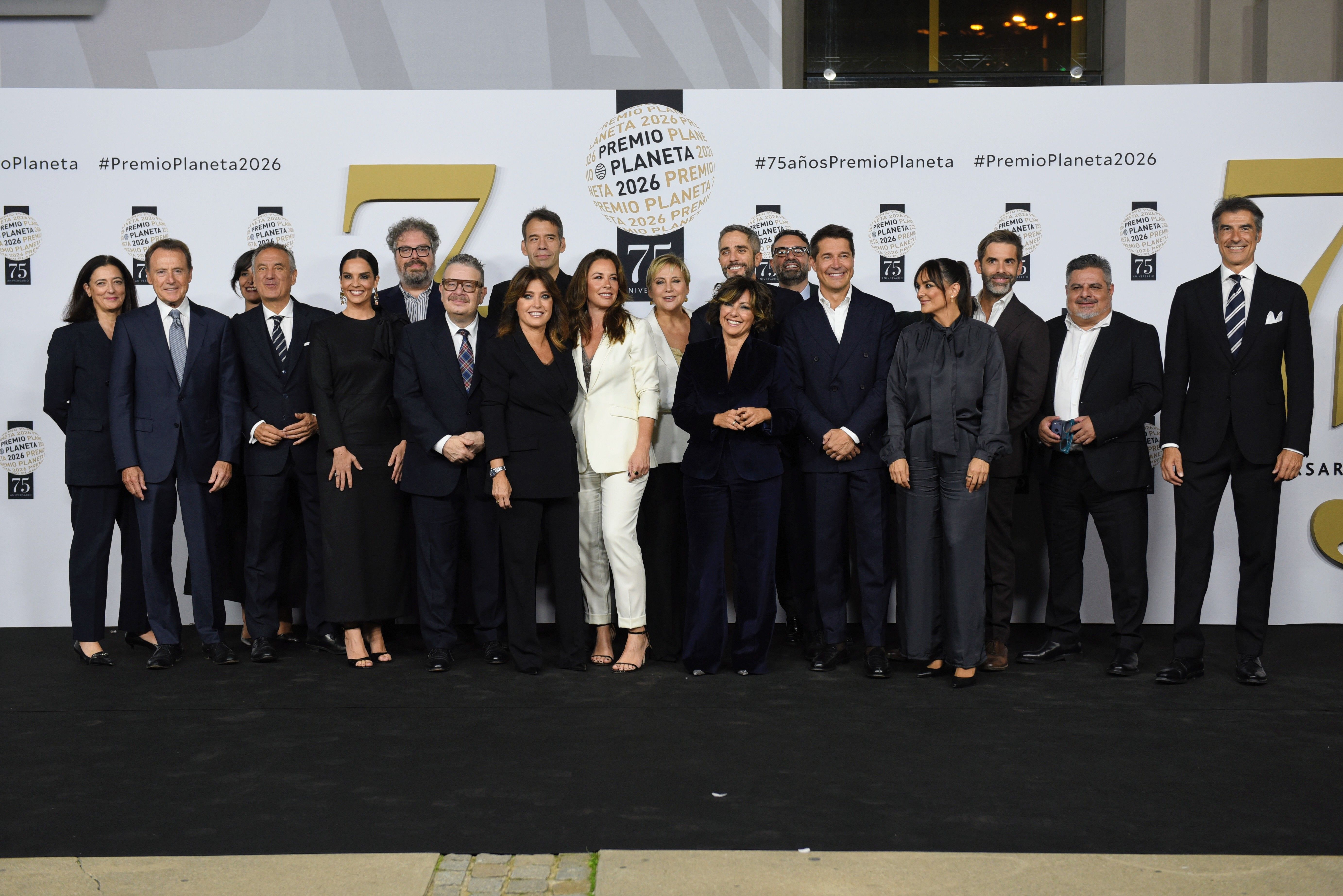 Foto de familia antes de la entrega del 75 Premio Planeta