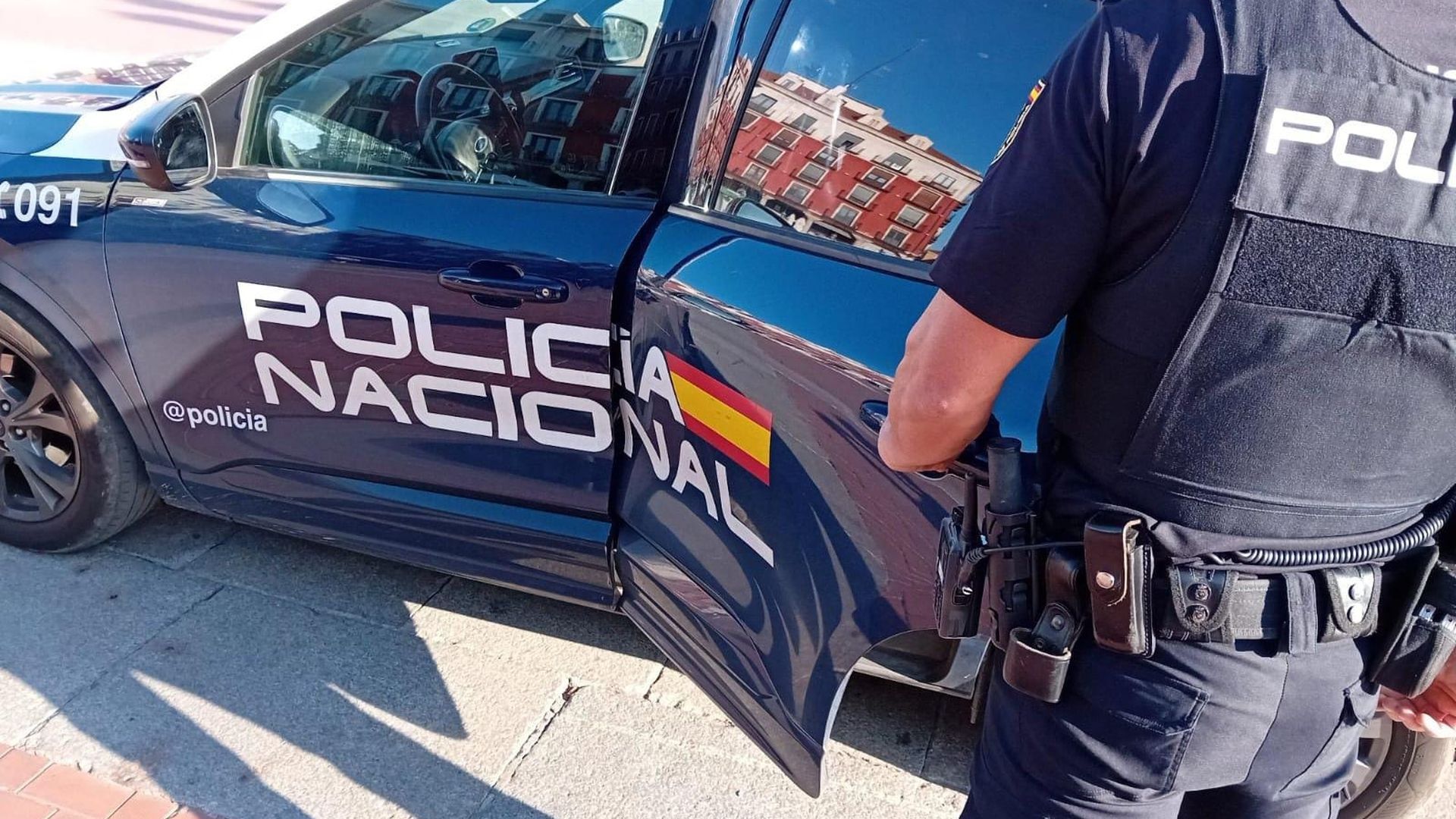Golpe a un narcopiso en pleno barrio de Malasaña de Madrid: cinco detenidos, miles de euros en su caja fuerte y hasta 12 tipos de droga en su catálogo Golpe a un narcopiso en pleno barrio de Malasaña de Madrid: cinco detenidos, miles de euros en su caja fuerte y hasta 12 tipos de droga en su catálogo