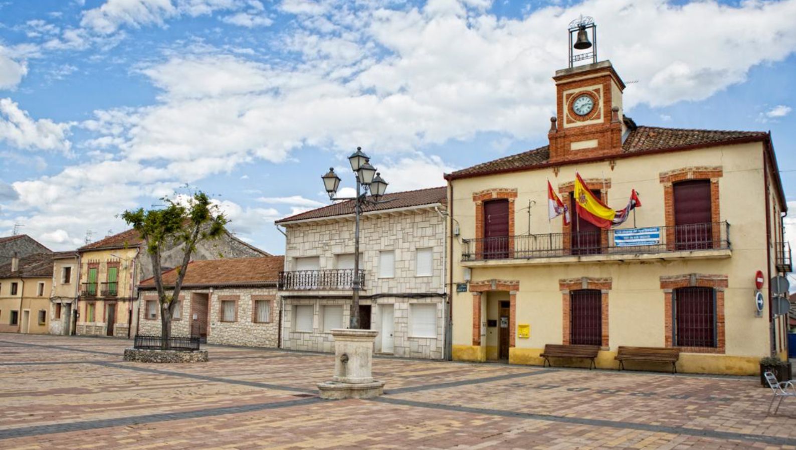 Imagen de la plaza central del municipio de Adrados en Segovia