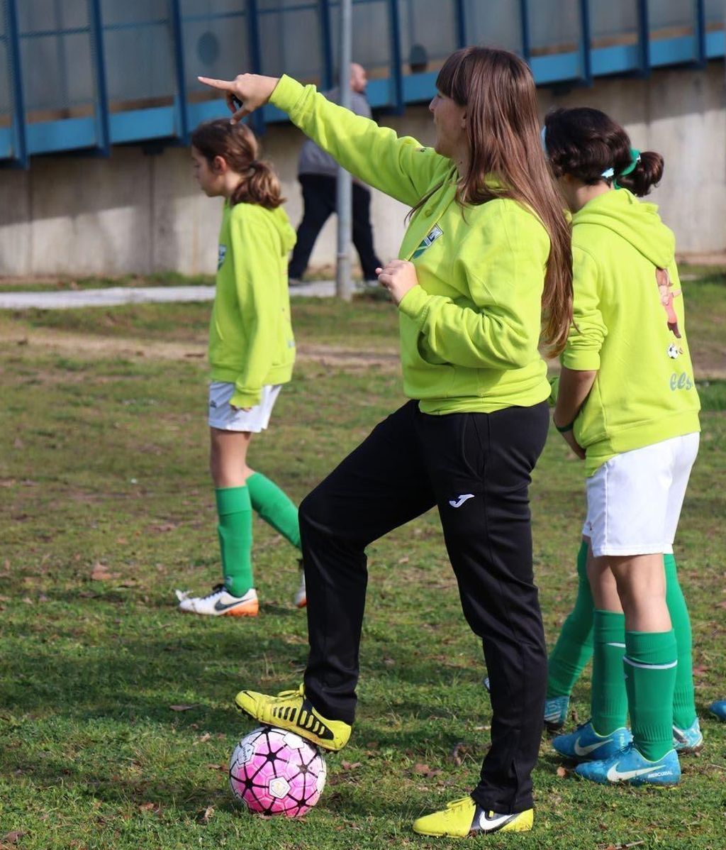 La futbolista ha ejercido 15 años como entrenadora