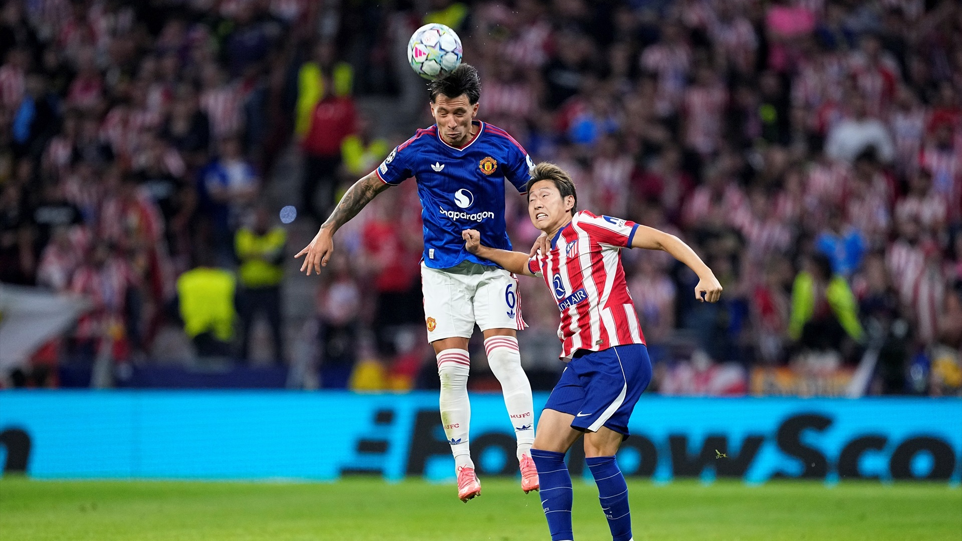 Lisandro Martínez y Kang In Lee pugnan por un balón durante el Atlético de Madrid - Manchester United