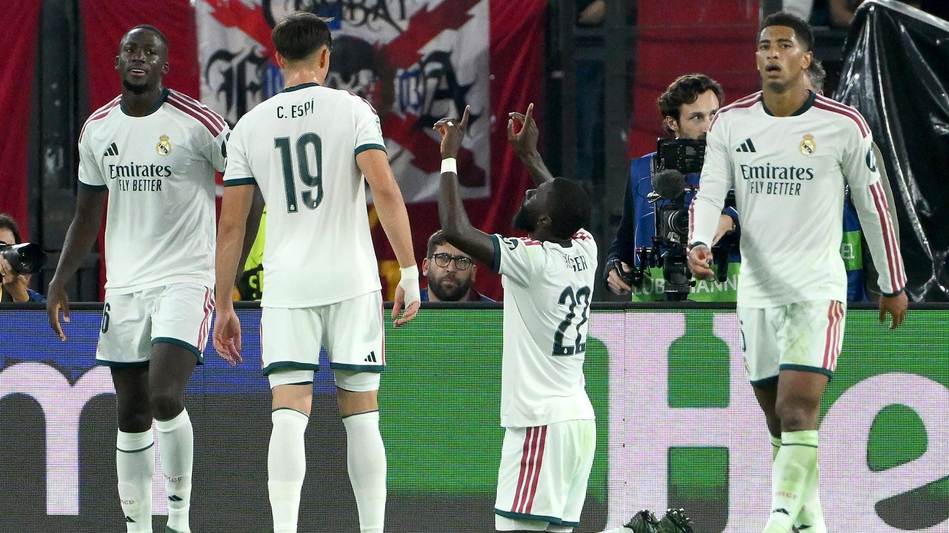 Los jugadores del Real Madrid celebran uno de los goles ante la Roma. Los jugadores del Real Madrid celebran uno de los goles ante la Roma.