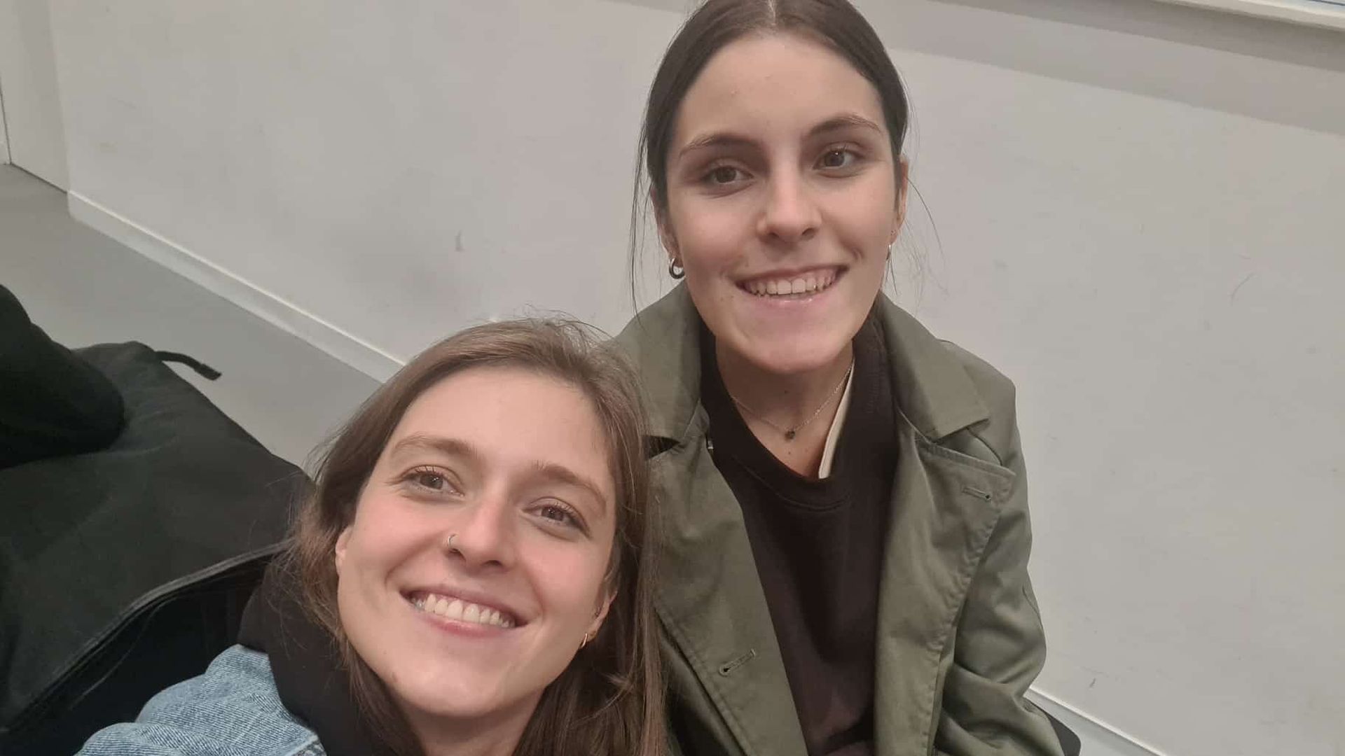 Saray y su asistenta personal, Carmela, piden una solución para todas las personas que van en silla de ruedas Saray y su asistenta personal, Carmela, piden una solución para todas las personas que van en silla de ruedas