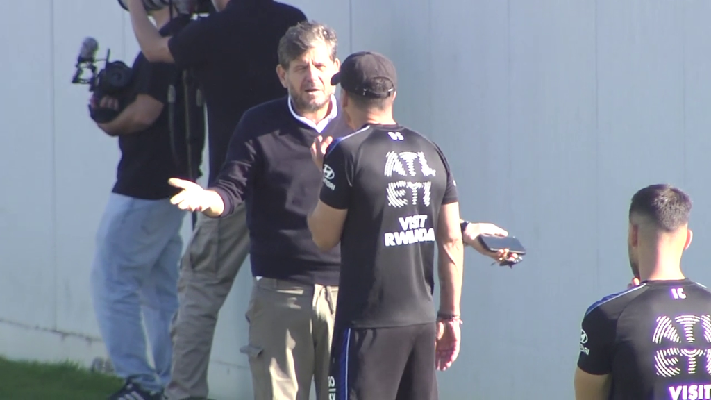 Simeone y Mateu Alemany, protagonistas con una conversación eterna durante el entrenamiento del Atlético
