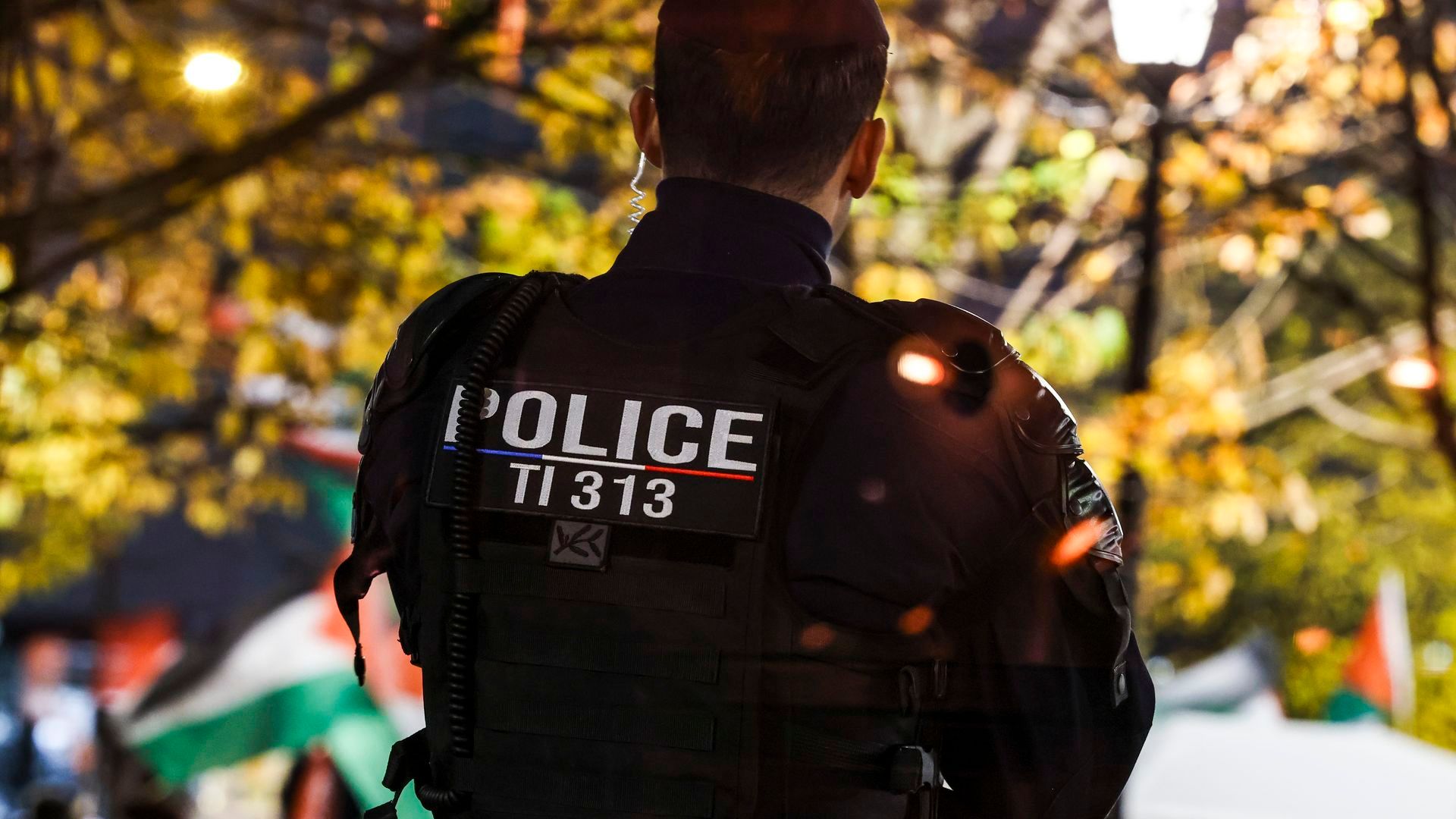 Un agente de la policía francesa Un agente de la policía francesa