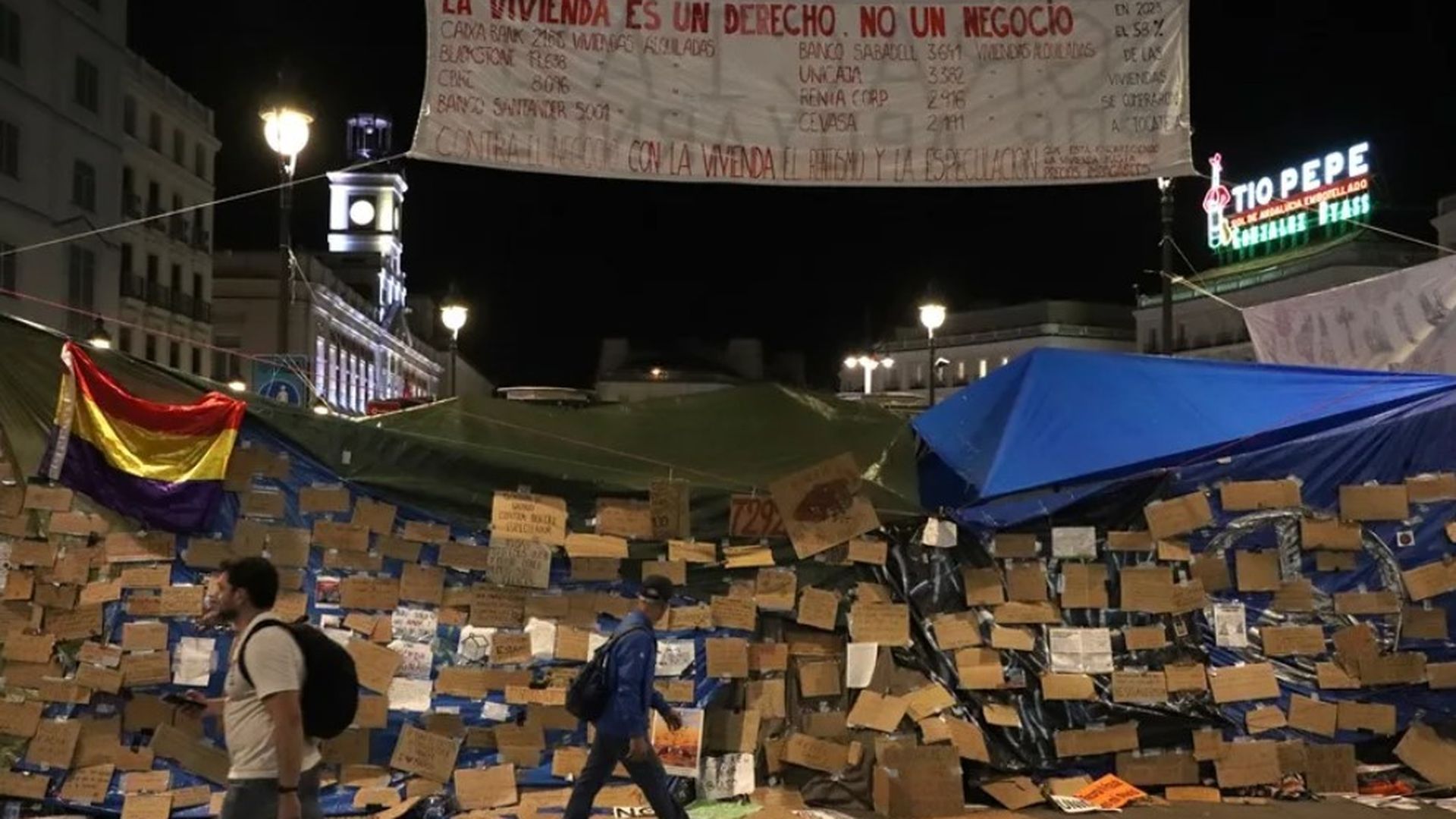 Acampada por la situación de la vivienda este jueves, en la plaza de la Puerta del Sol de Madrid (España).