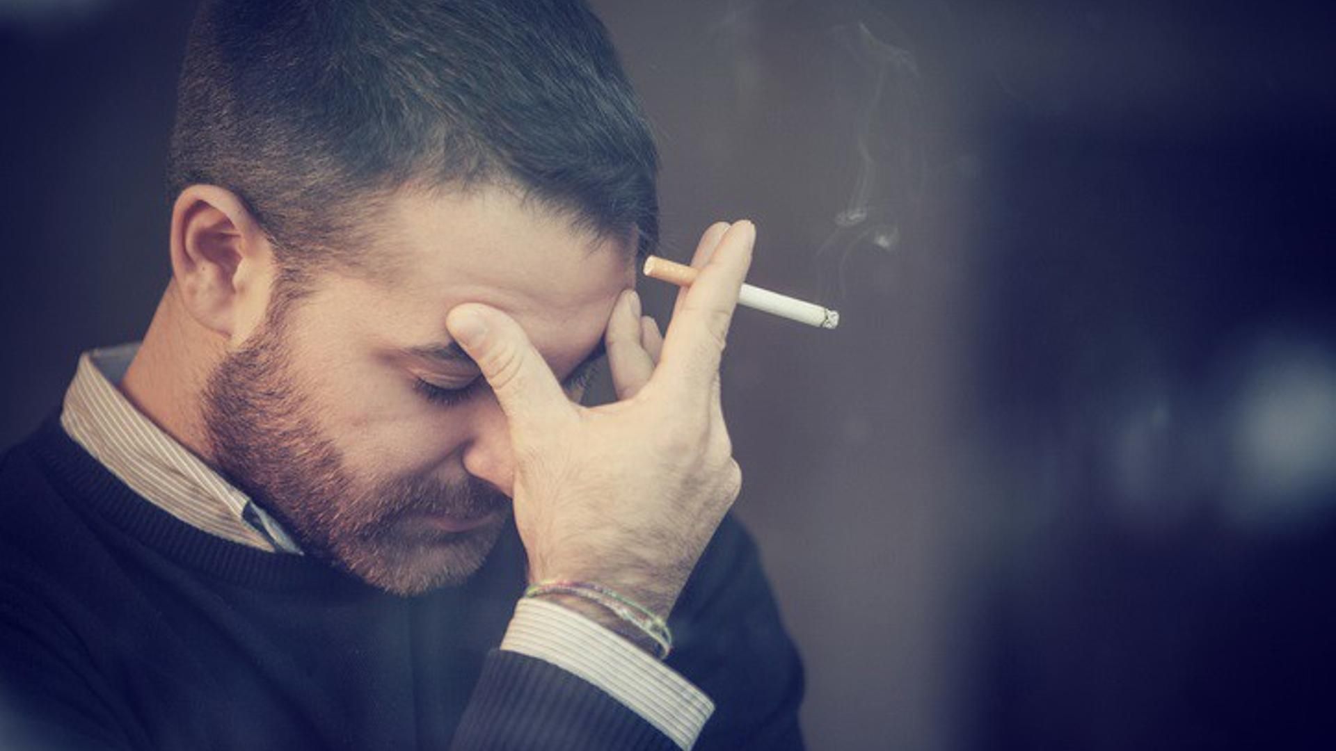 Archivo - Hombre fumando. Fumador. Pensativo, triste, deprimido. Archivo - Hombre fumando. Fumador. Pensativo, triste, deprimido.