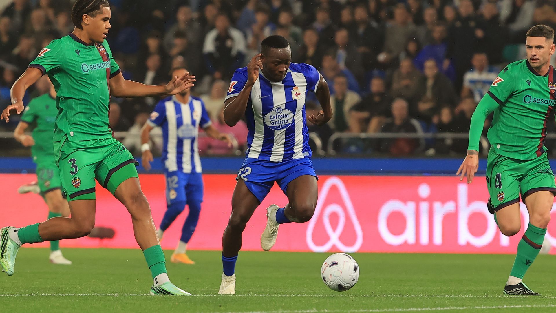 Bil Nsongo conduce el balón en el Deportivo-Levante Bil Nsongo conduce el balón en el Deportivo-Levante