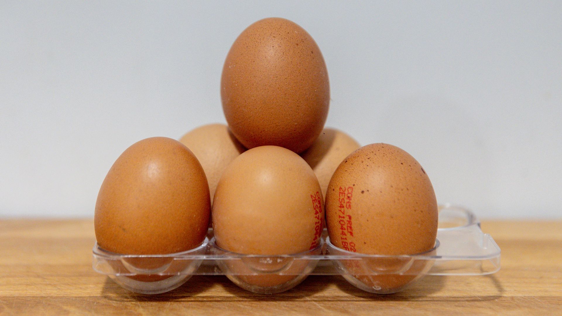 Brote de salmonela en huevos comercializados en España: la alerta emergió en un bar de Vitoria y su origen está en una macrogranja de Aragón Brote de salmonela en huevos comercializados en España: la alerta emergió en un bar de Vitoria y su origen está en una macrogranja de Aragón