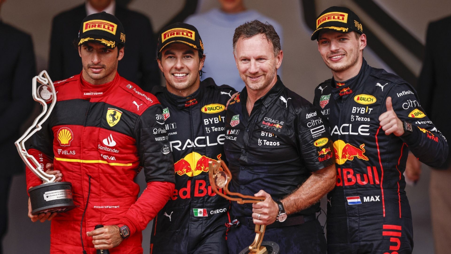 Carlos Sainz, en un podio con Ferrari y con Red Bull