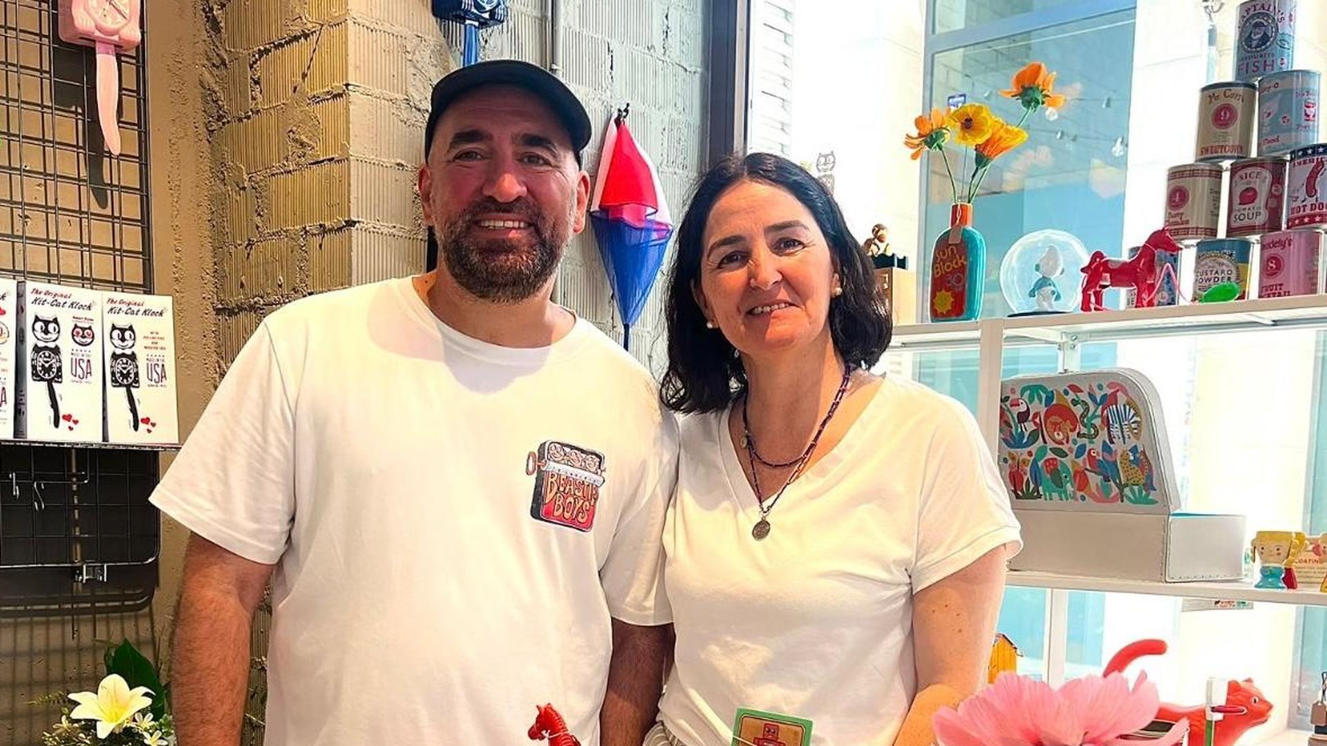 Carlos y su mujer Sol en la tienda Carlos y su mujer Sol en la tienda