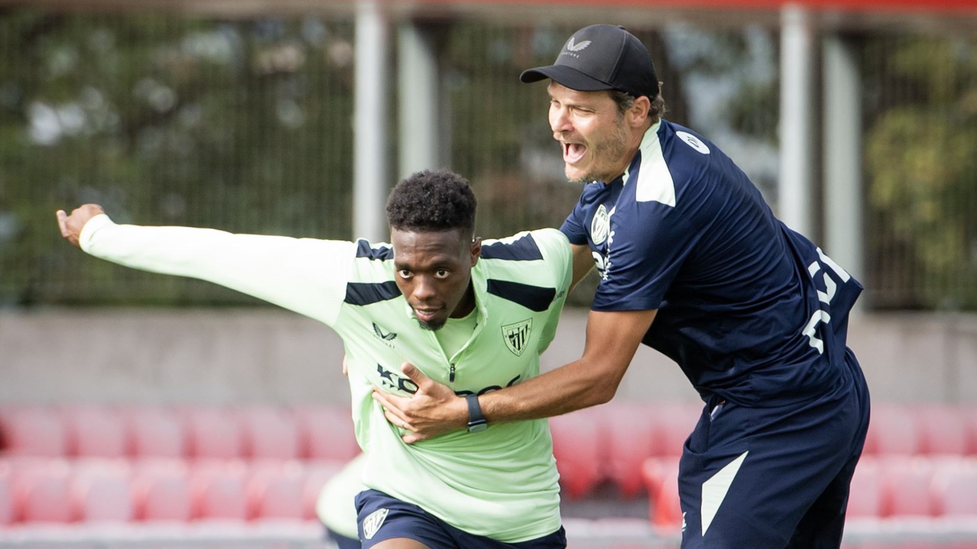 Edin Terzic sujeta a Álvaro Djaló en el entrenamiento del Athletic Edin Terzic sujeta a Álvaro Djaló en el entrenamiento del Athletic