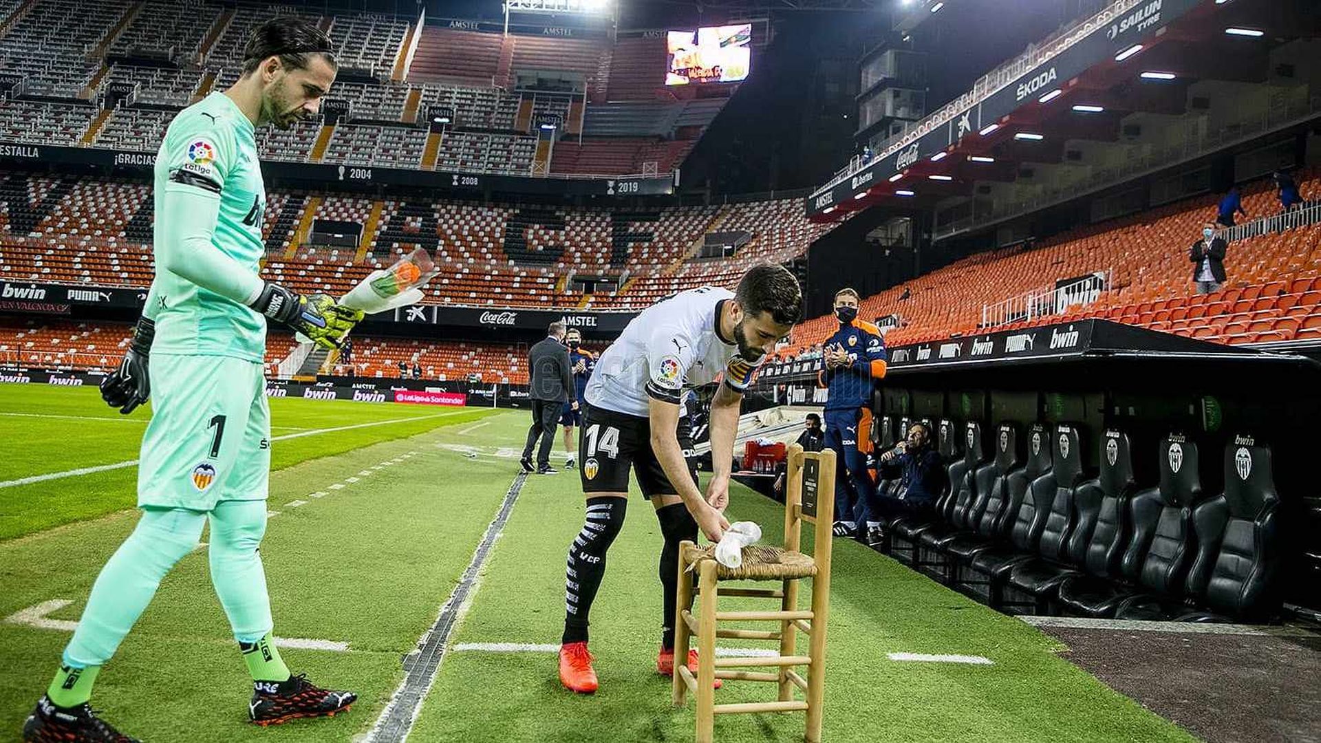 El banquillo de Mestalla y la silla de enea dónde se sentaba Españeta El banquillo de Mestalla y la silla de enea dónde se sentaba Españeta