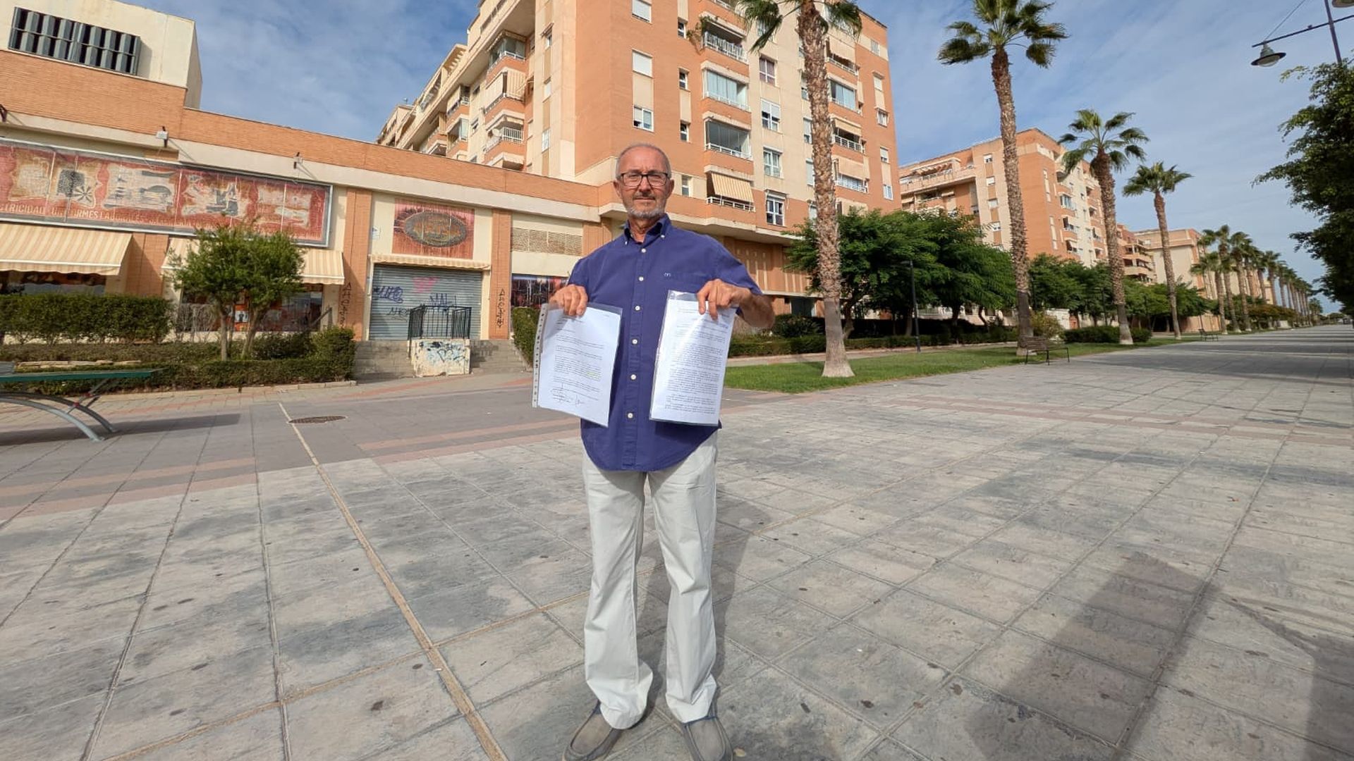 El calvario de Francisco, un profesor de Málaga al que han suplantado la identidad para vender el piso donde vive: "Nos están arruinando la vida" El calvario de Francisco, un profesor de Málaga al que han suplantado la identidad para vender el piso donde vive: "Nos están arruinando la vida"