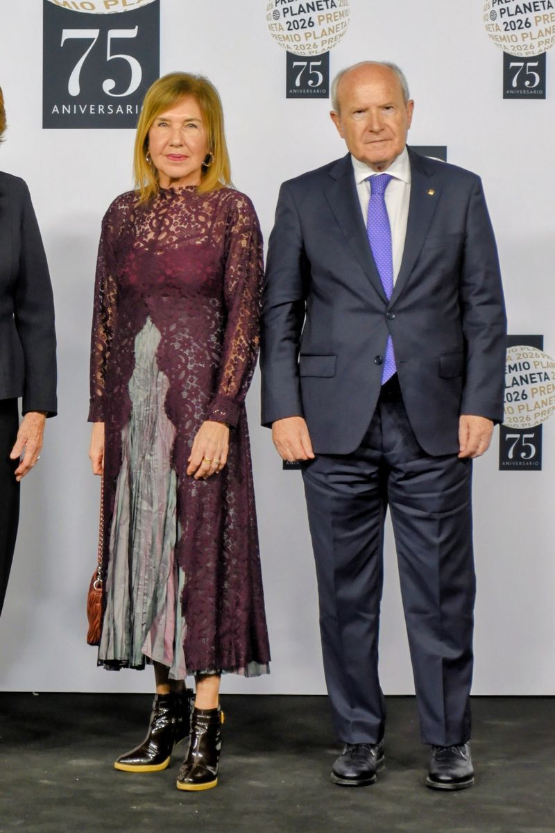 El presidente de la Societat Econòmica Barcelonesa d'Amics del País, Miquel Roca, y el expresidente de la Generalitat José Montilla