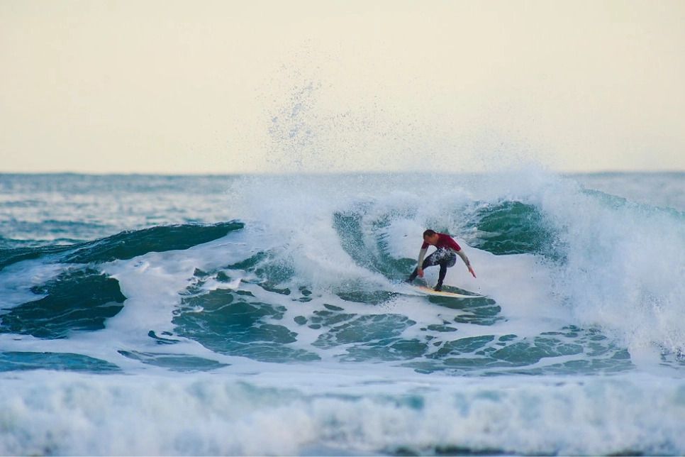 Eneko Acero está reconocido como el primer surfista profesional de España