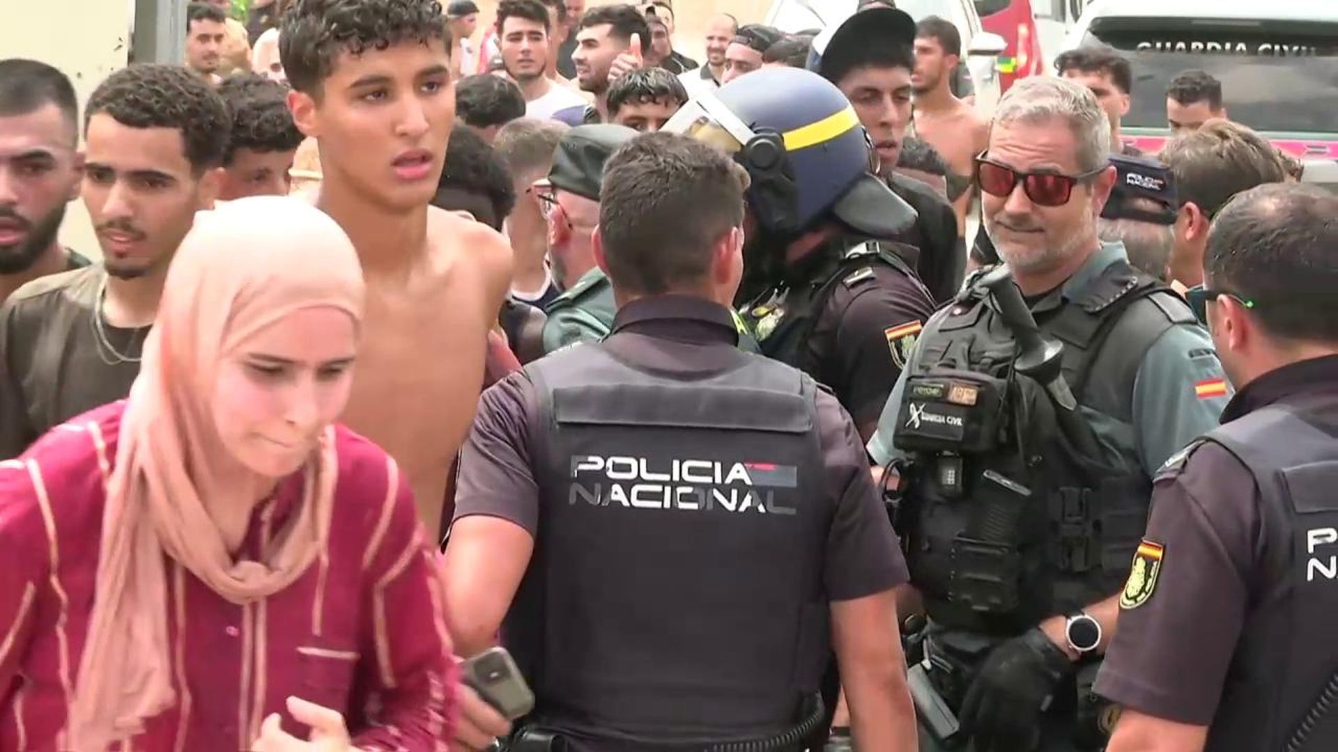 Imágenes inéditas del asalto a Ceuta el 30 de julio: el desconcierto de la Guardia Civil y la Policía Nacional Imágenes inéditas del asalto a Ceuta el 30 de julio: el desconcierto de la Guardia Civil y la Policía Nacional