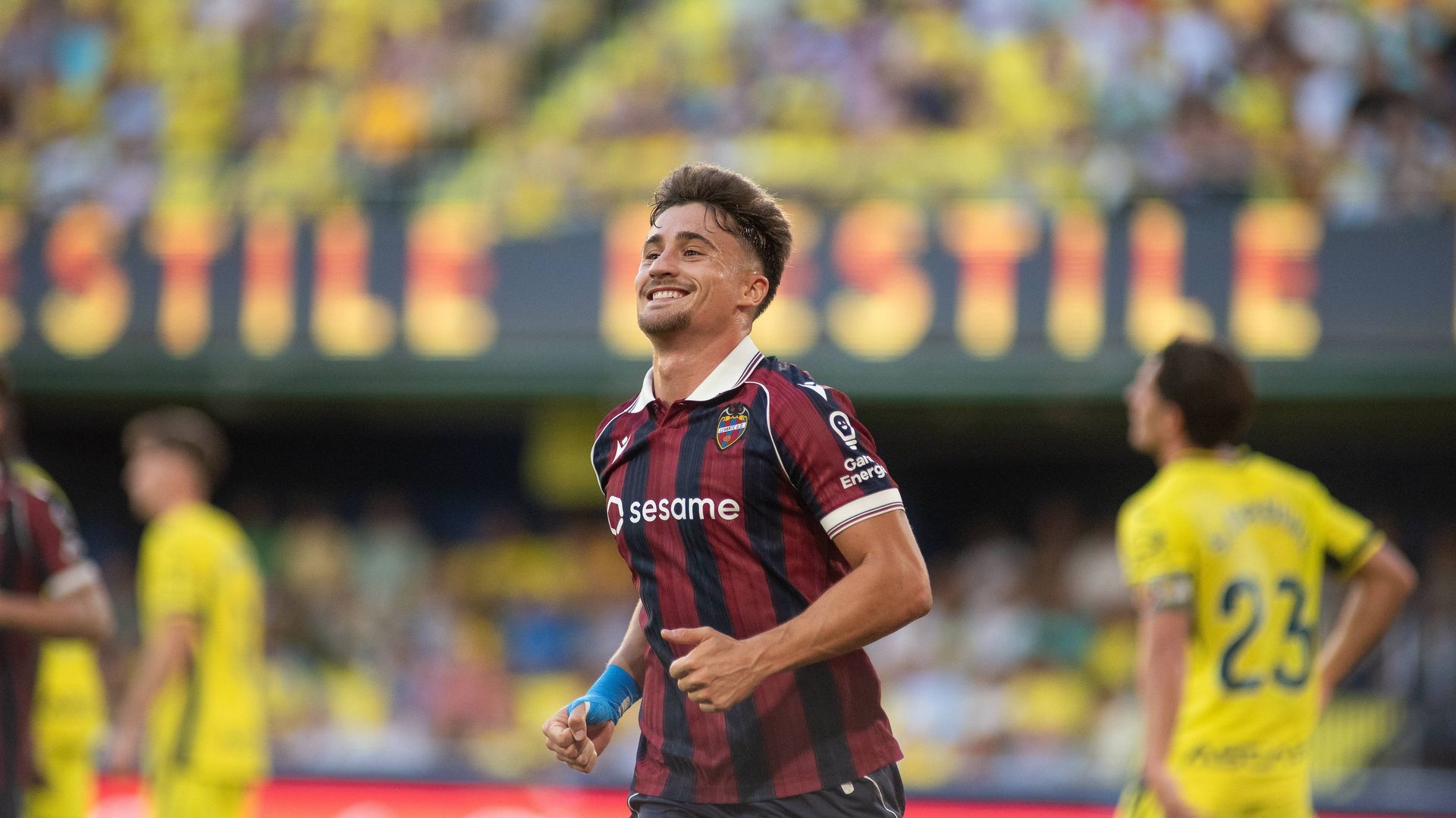 Iván Romero celebra un gol con el Levante