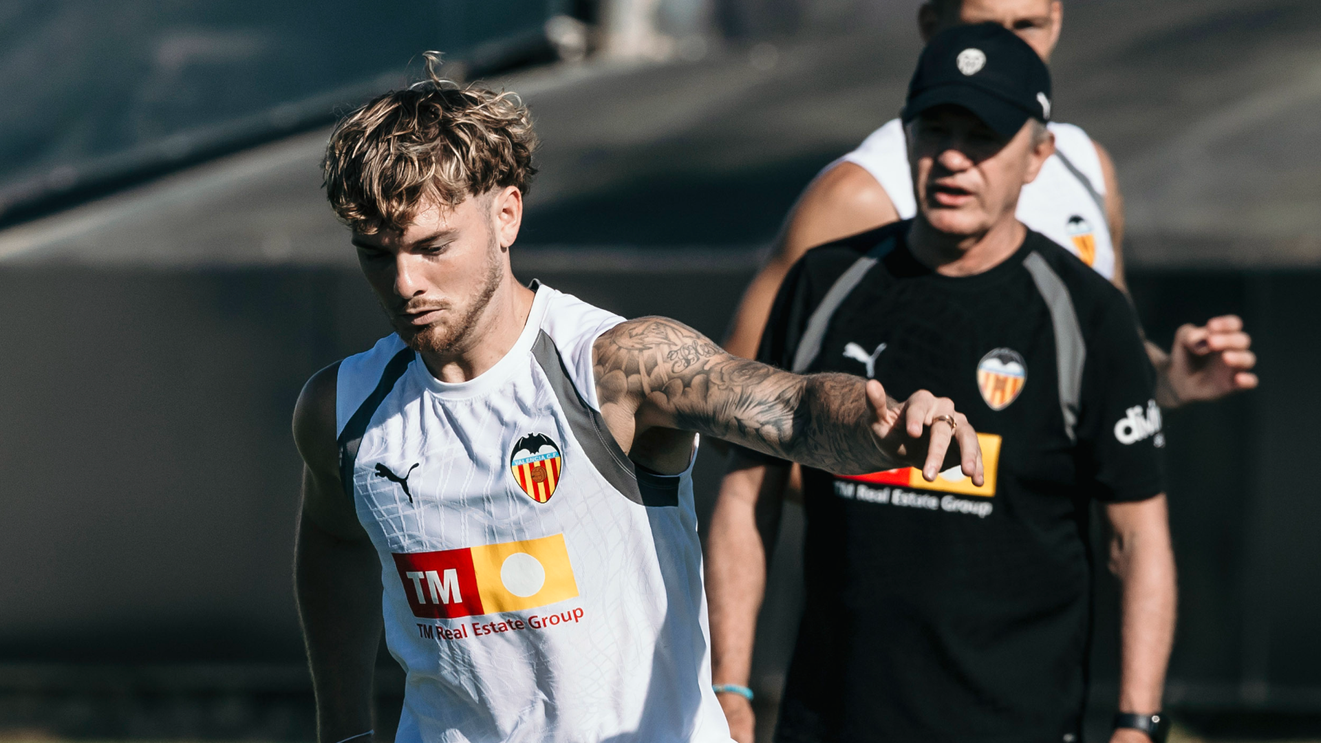 Javier Aguirre observa a Harvey Elliott