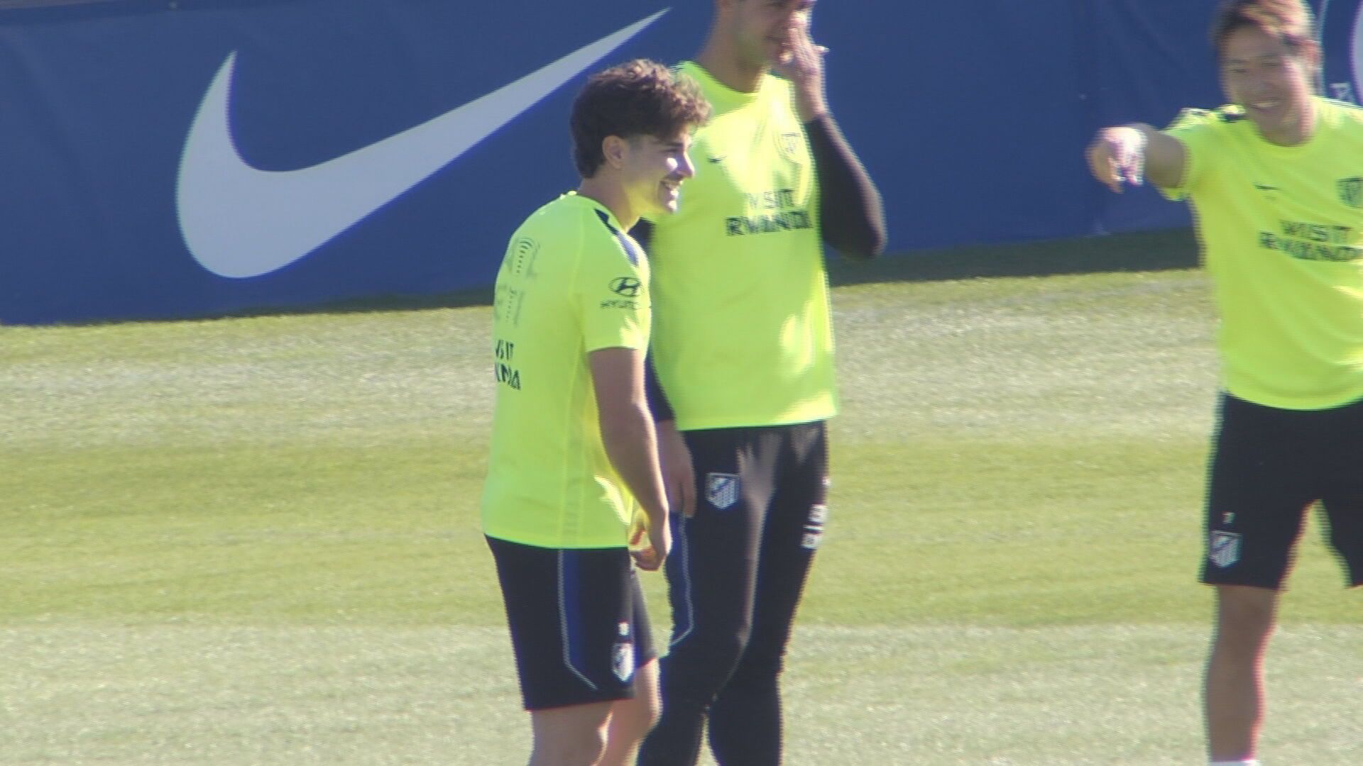 Julián Álvarez ríe durante el entrenamiento del Atlético de Madrid