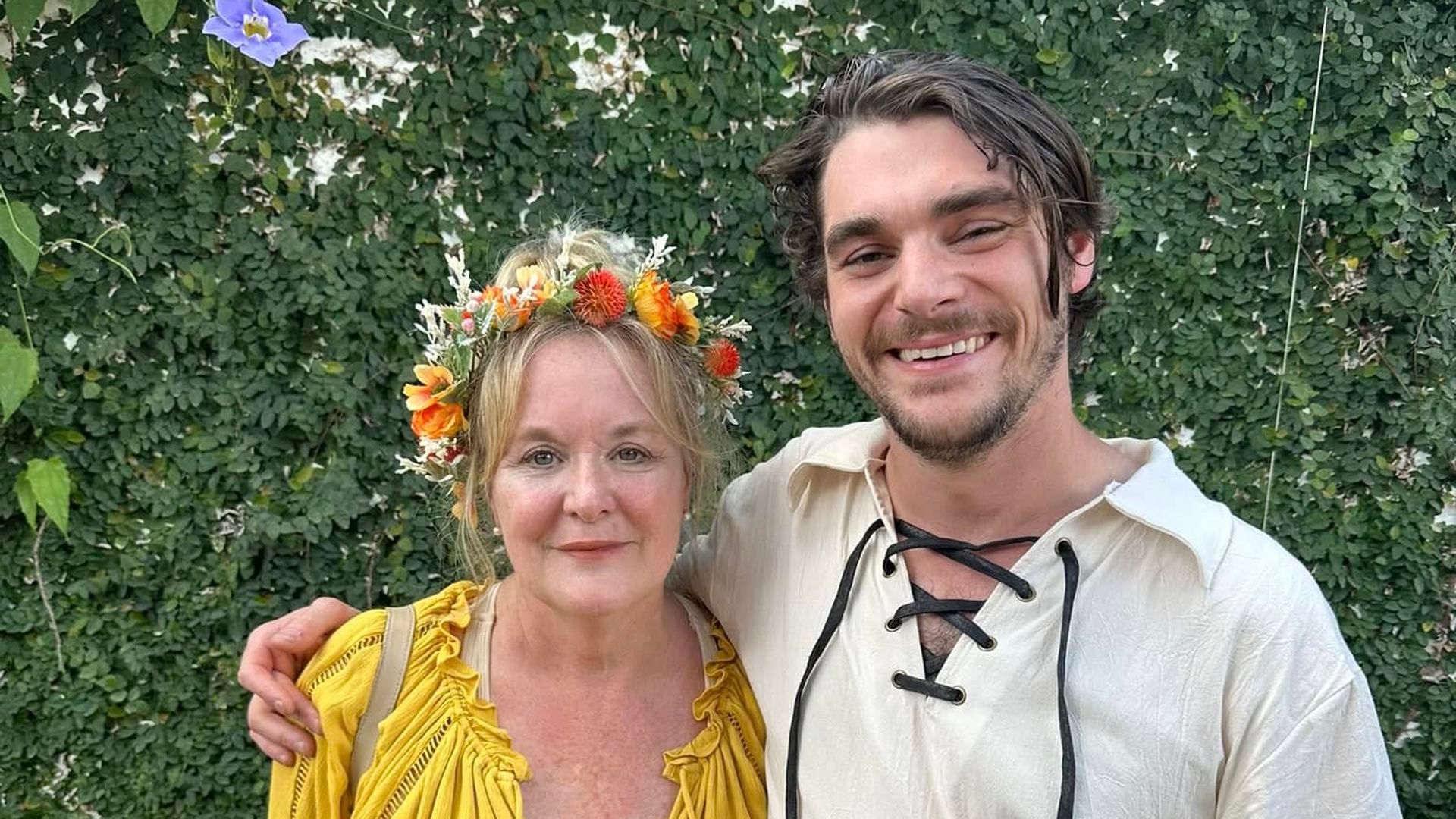 La madre del actor RJ Mitte recuerda la mañana del suicido de su hijo: "No contestó a mi llamada, fui a su casa y lo encontré" La madre del actor RJ Mitte recuerda la mañana del suicido de su hijo: "No contestó a mi llamada, fui a su casa y lo encontré"