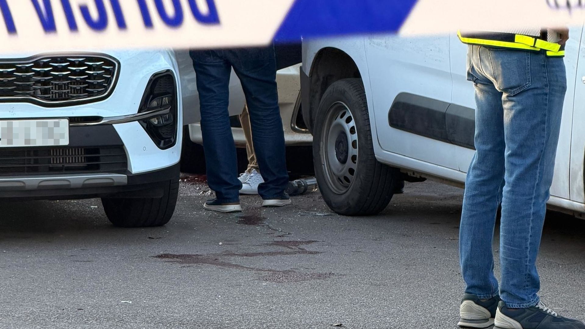 La Policía retira el vehículo del empleado de la empresa de limpieza de Almería tiroteado a la salida de las instalaciones del Punto Limpio, en el Polígono Sector 20 La Policía retira el vehículo del empleado de la empresa de limpieza de Almería tiroteado a la salida de las instalaciones del Punto Limpio, en el Polígono Sector 20