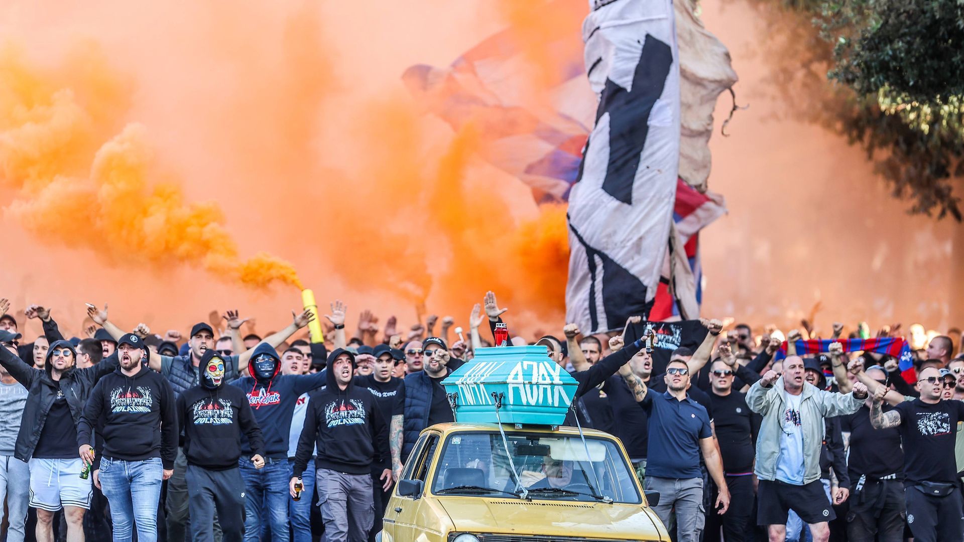 La Torcida, camino del estadio Poljud para el Hajduk Split-Ajax