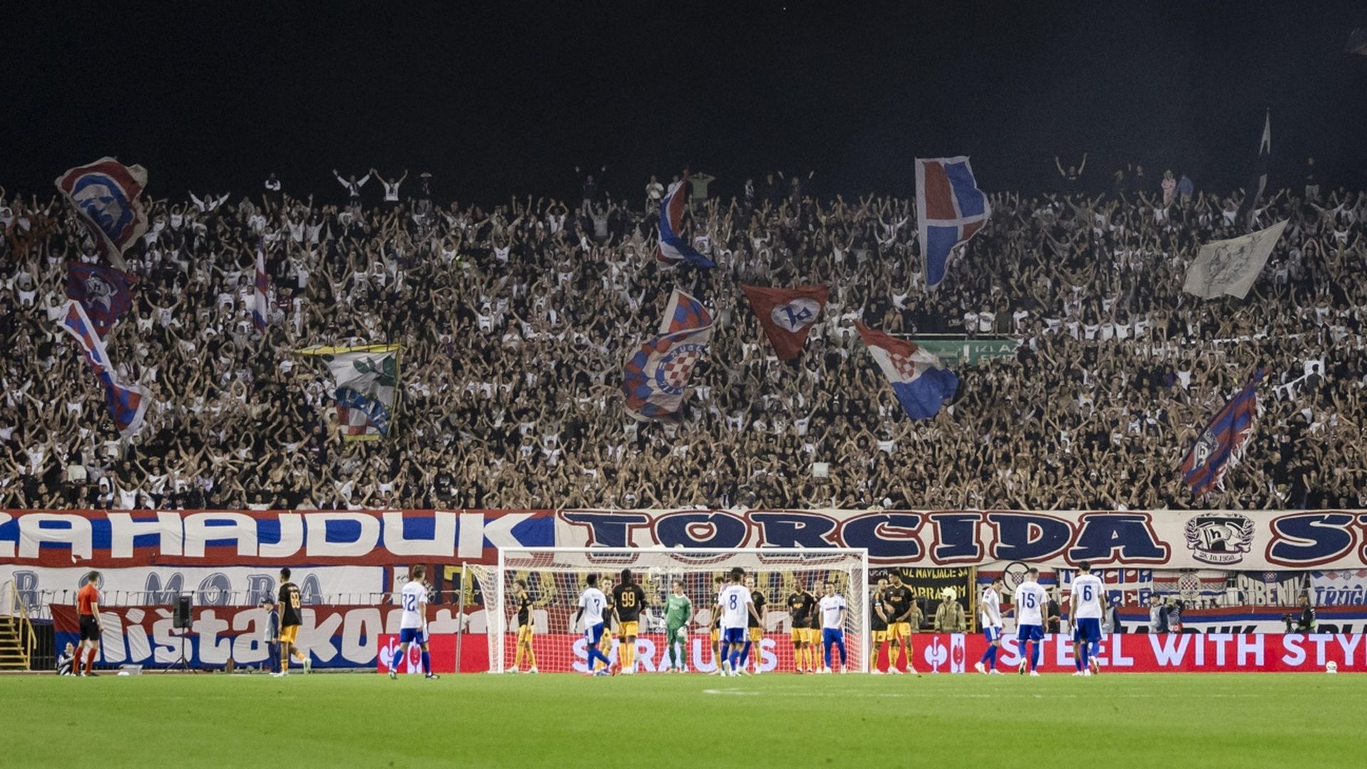 Los aficionados del Hajduk Split, en el partido ante el Ajax Los aficionados del Hajduk Split, en el partido ante el Ajax